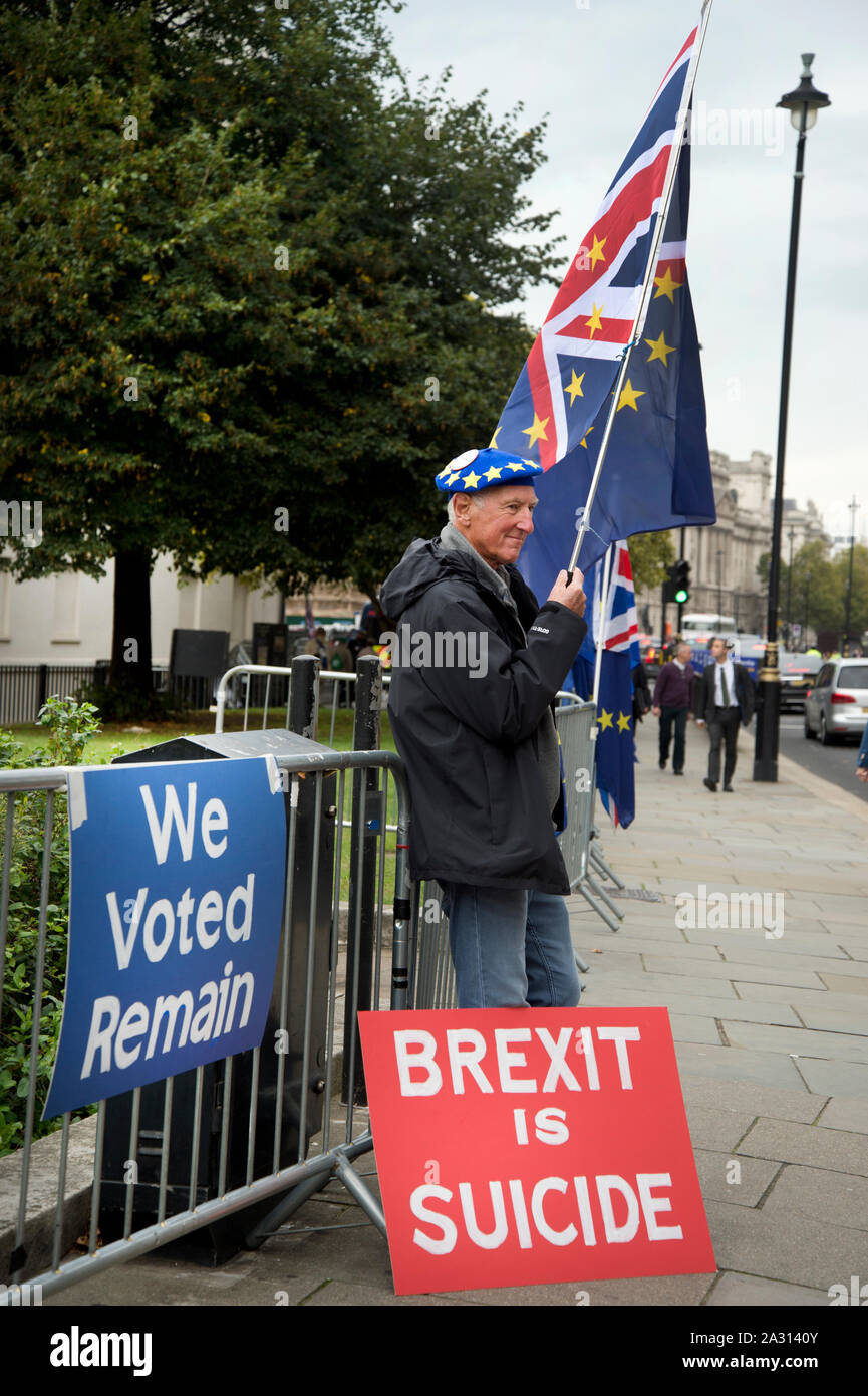 La place du parlement, Londres le 3 octobre 2019. Par Remainers protestation anti Brexit. Le suicide est l'écriteau disant Brexit Banque D'Images