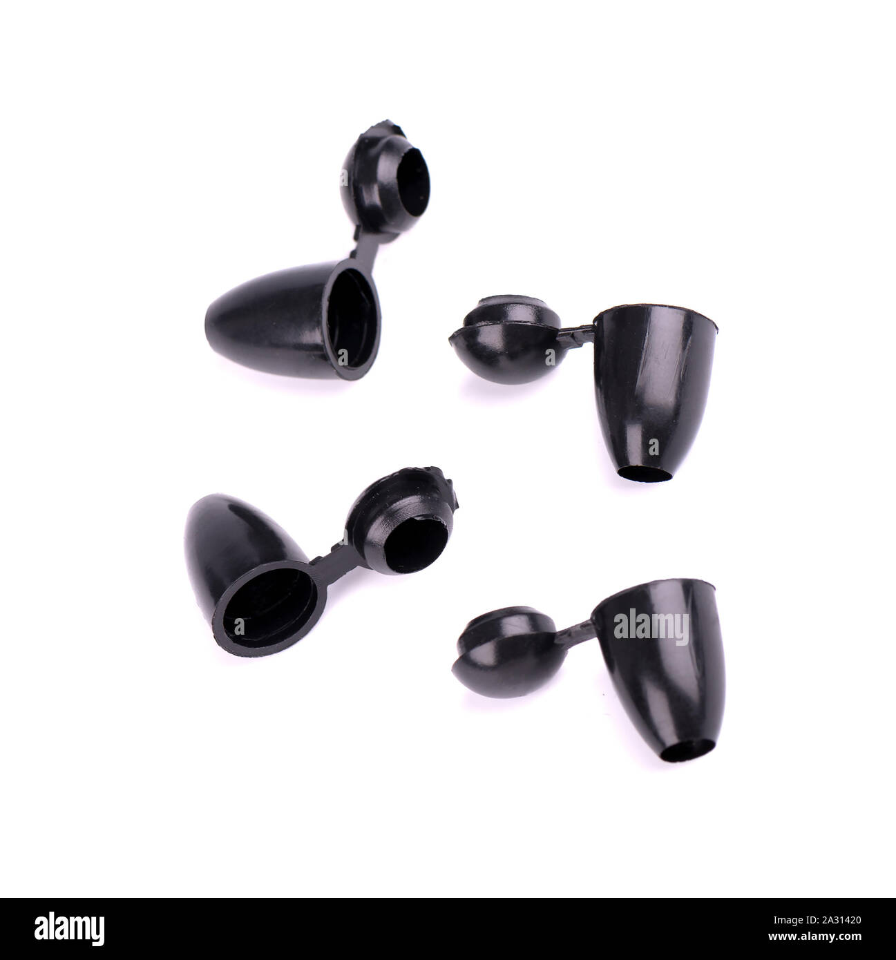 Les rivets en plastique pour les vêtements. Accessoires de couture isolé sur fond blanc. Banque D'Images