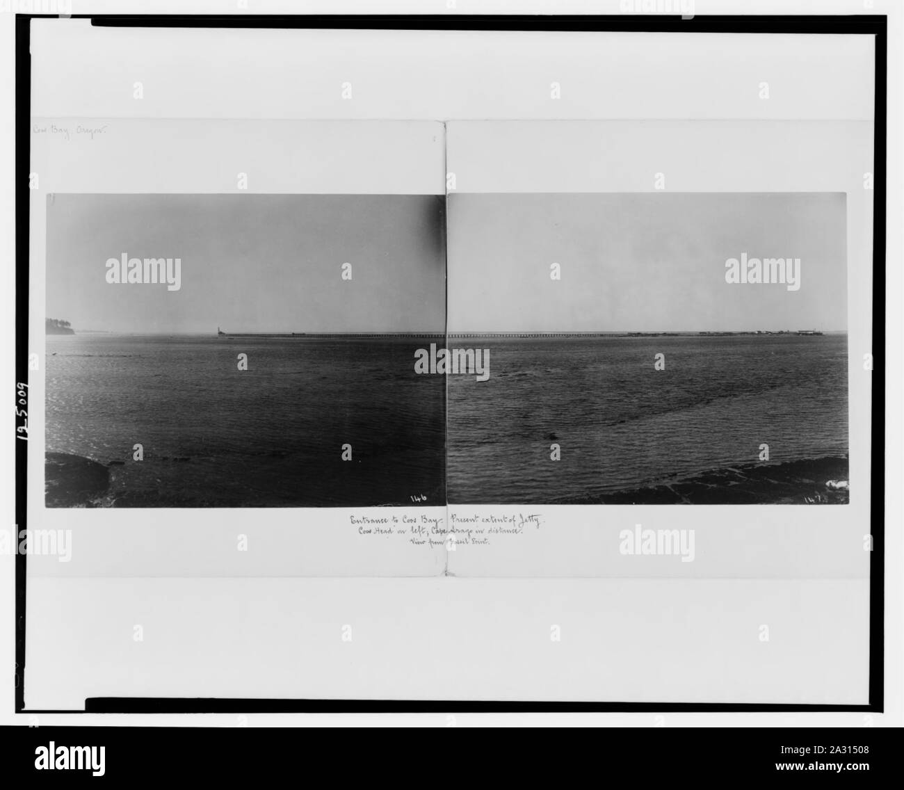 Entrée de mesure de Bay-Present Coos Coos jetée-chef sur la gauche ; Cape Arago dans la distance Point de combustibles fossiles Banque D'Images