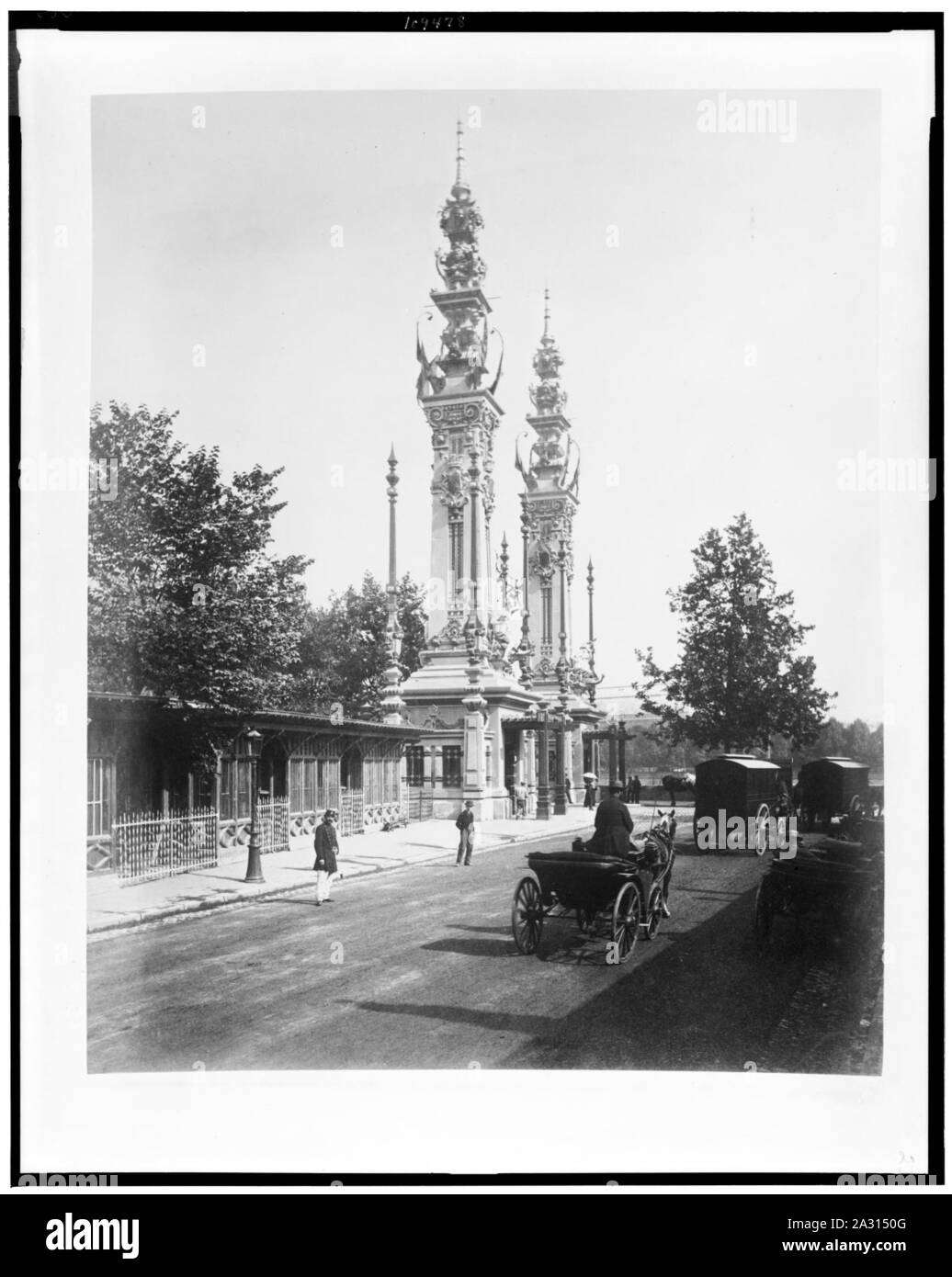 Entrée d'expositions sur le quai d'Orsay, montrant des voitures le long de rue, Exposition de Paris, 1889 Banque D'Images