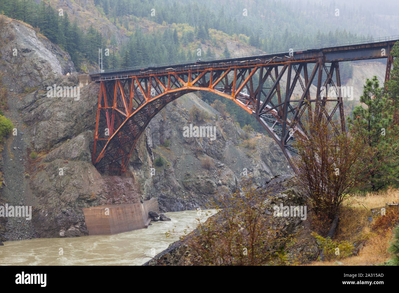Le pont en arc trussed de la voie ferrée du Canadien National traversant le fleuve Fraser en Colombie-Britannique Passage Cisco Banque D'Images