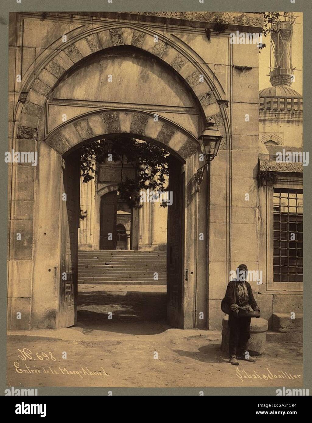 Entrée de la Mosquée Ahmed - Sébah & Joaillier. Banque D'Images