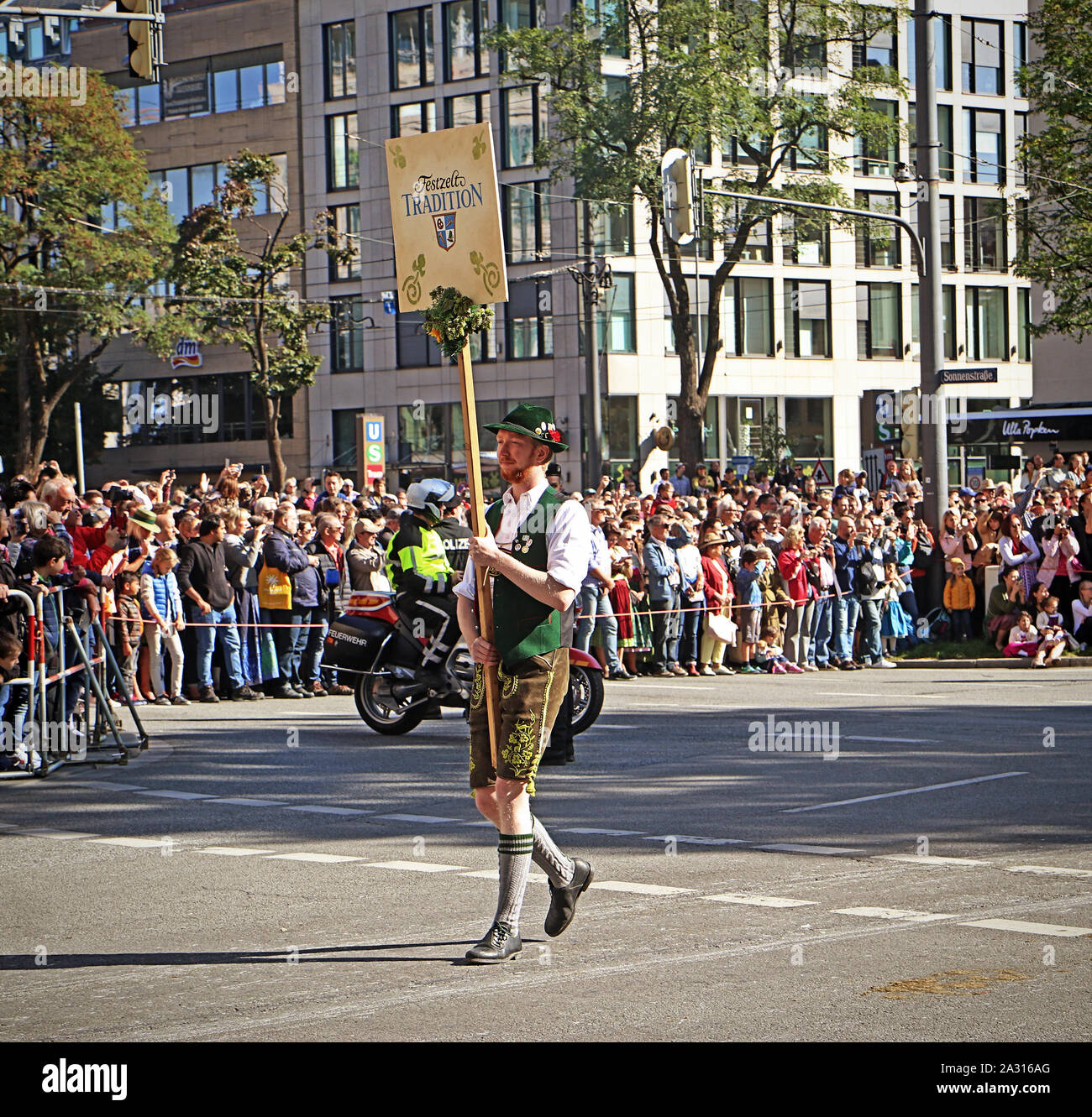 MUNICH, ALLEMAGNE - le 22 septembre 2019 Grande entrée de l'Oktoberfest, les locateurs et les brasseries, parade festive de magnifiques voitures décorées et ban Banque D'Images