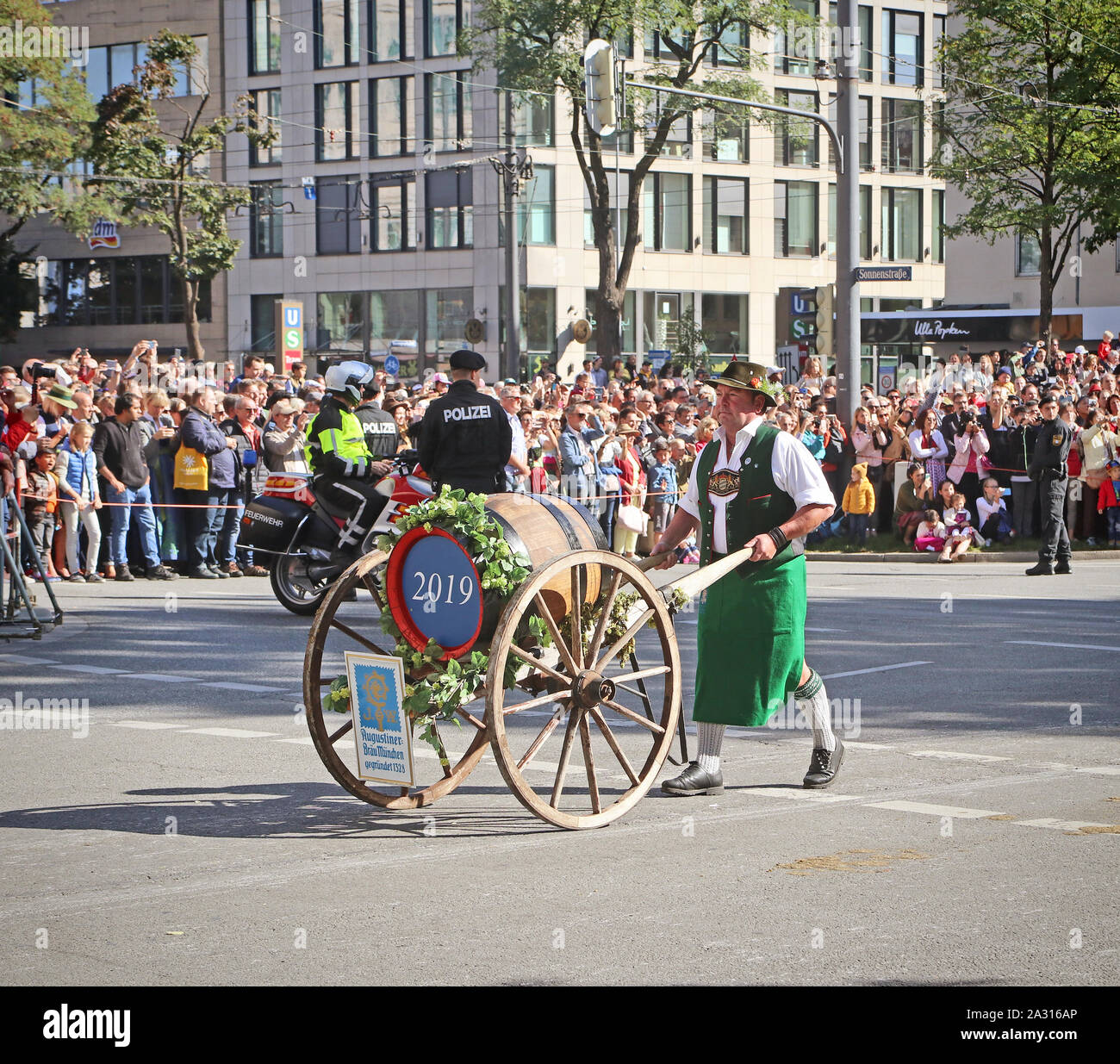 MUNICH, ALLEMAGNE - le 22 septembre 2019 Grande entrée de l'Oktoberfest, les locateurs et les brasseries, parade festive de magnifiques voitures décorées et ban Banque D'Images