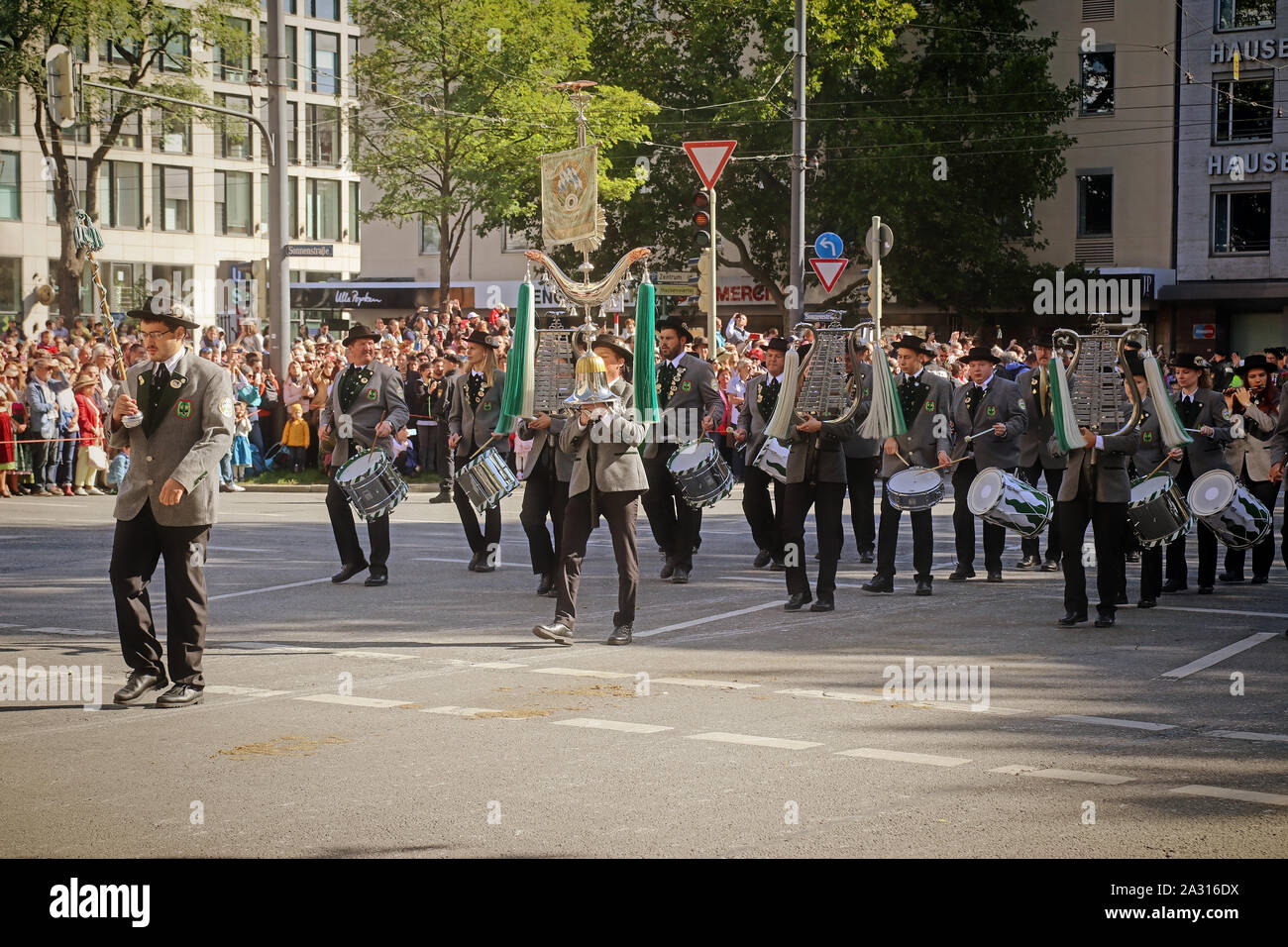 MUNICH, ALLEMAGNE - le 22 septembre 2019 Grande entrée de l'Oktoberfest, les locateurs et les brasseries, parade festive de magnifiques voitures décorées et ban Banque D'Images