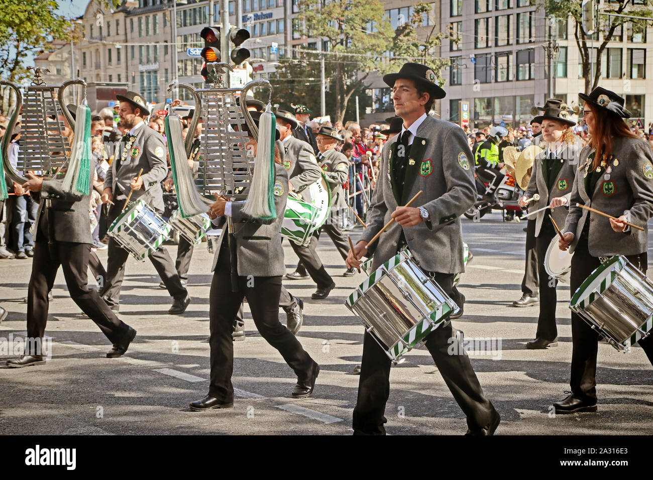 MUNICH, ALLEMAGNE - le 22 septembre 2019 Grande entrée de l'Oktoberfest, les locateurs et les brasseries, parade festive de magnifiques voitures décorées et ban Banque D'Images