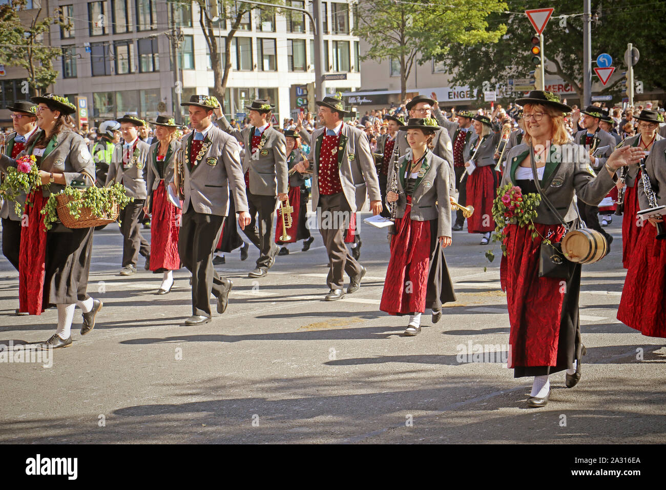 MUNICH, ALLEMAGNE - le 22 septembre 2019 Grande entrée de l'Oktoberfest, les locateurs et les brasseries, parade festive de magnifiques voitures décorées et ban Banque D'Images