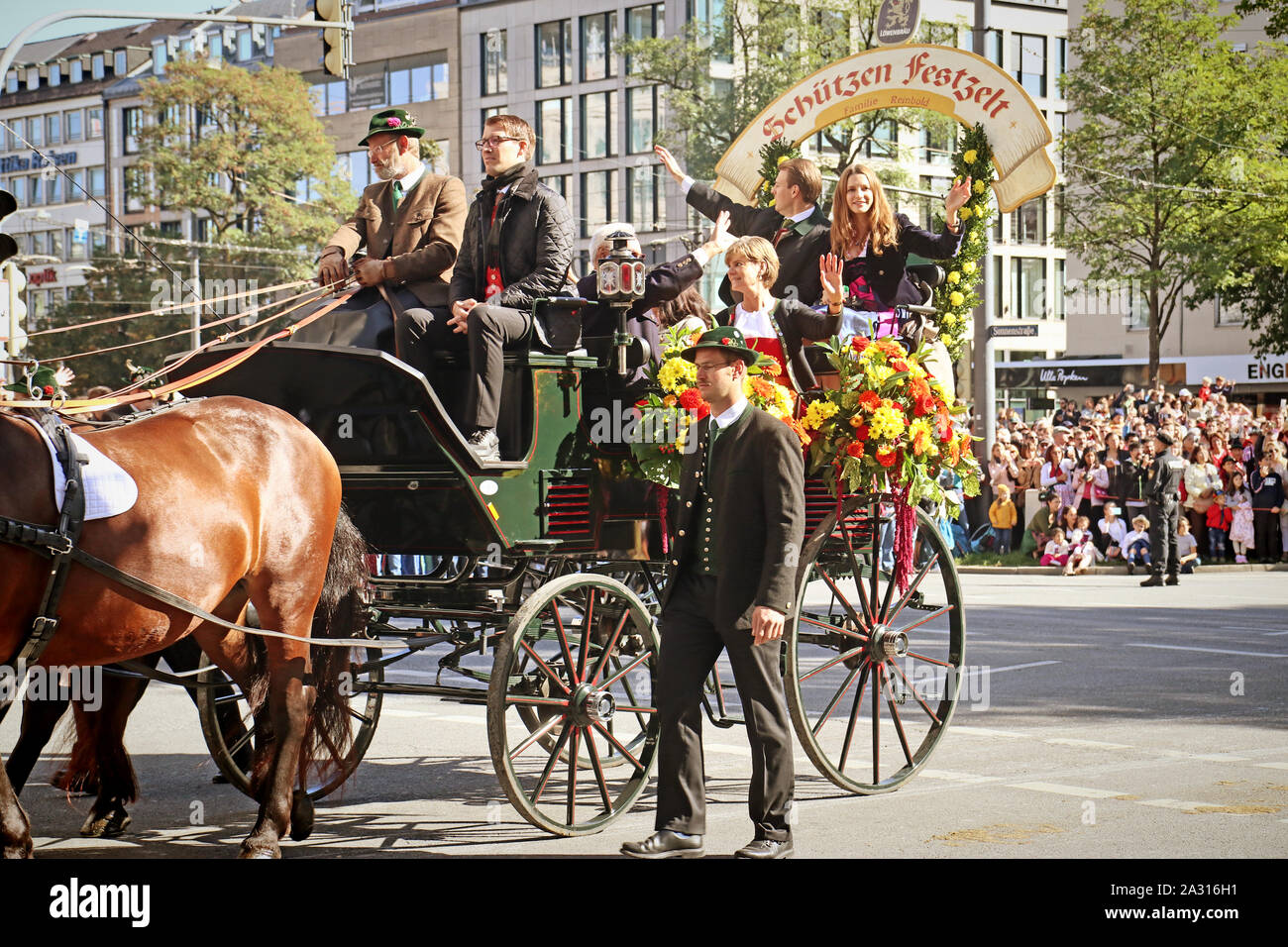 MUNICH, ALLEMAGNE - le 22 septembre 2019 Grande entrée de l'Oktoberfest, les locateurs et les brasseries, parade festive de magnifiques voitures décorées et ban Banque D'Images