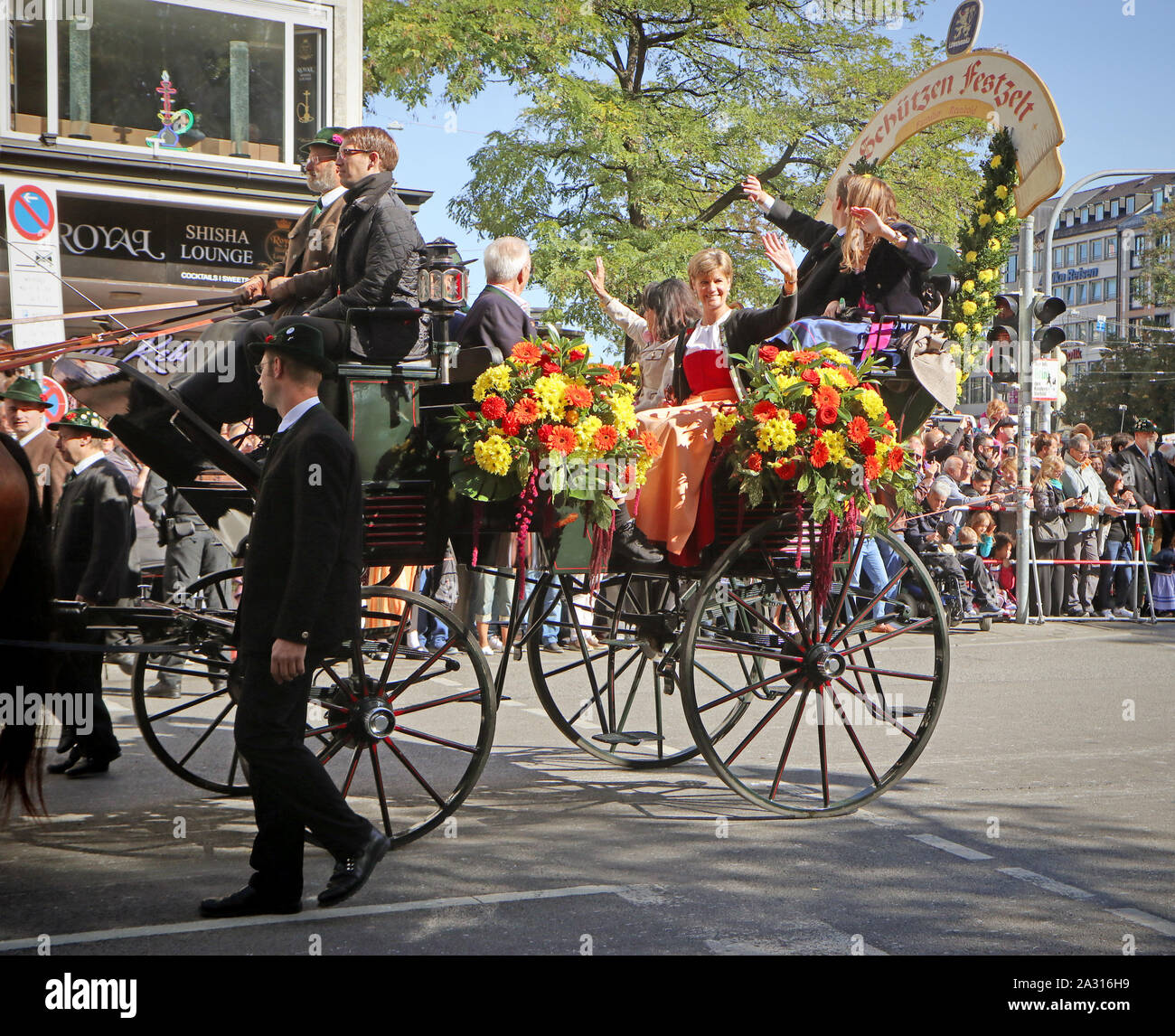 MUNICH, ALLEMAGNE - le 22 septembre 2019 Grande entrée de l'Oktoberfest, les locateurs et les brasseries, parade festive de magnifiques voitures décorées et ban Banque D'Images
