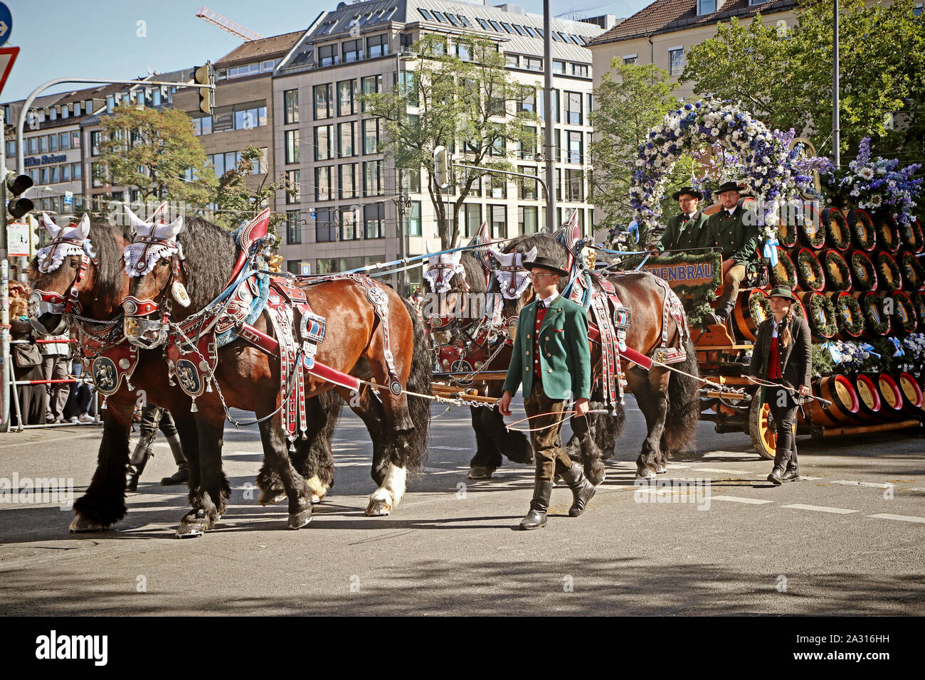 MUNICH, ALLEMAGNE - le 22 septembre 2019 Grande entrée de l'Oktoberfest, les locateurs et les brasseries, parade festive de magnifiques voitures décorées et ban Banque D'Images
