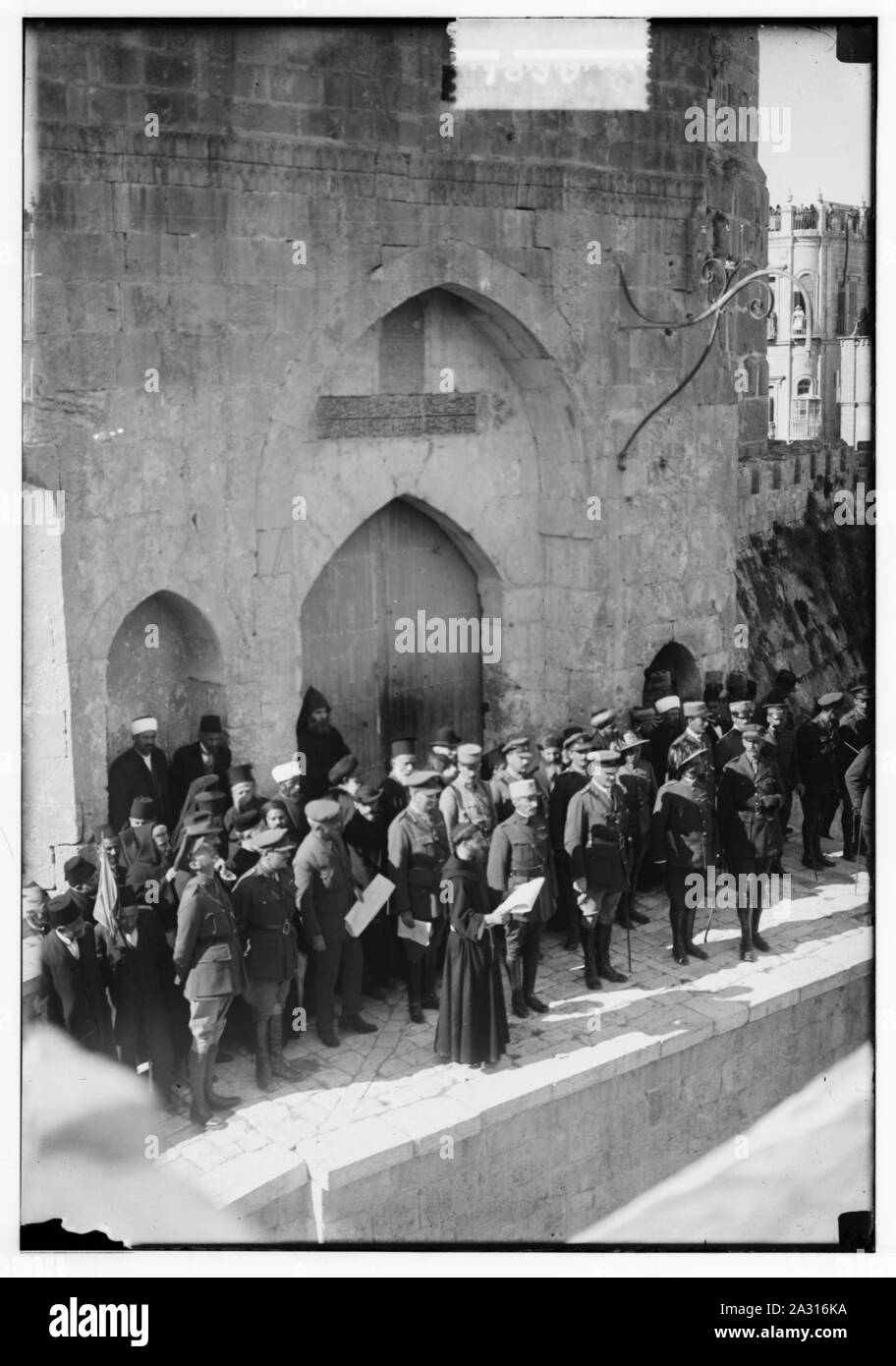 Entrée de Maréchal Allenby, Jérusalem, le 11 décembre 1917. Moine franciscain la lecture de la proclamation en Français Banque D'Images