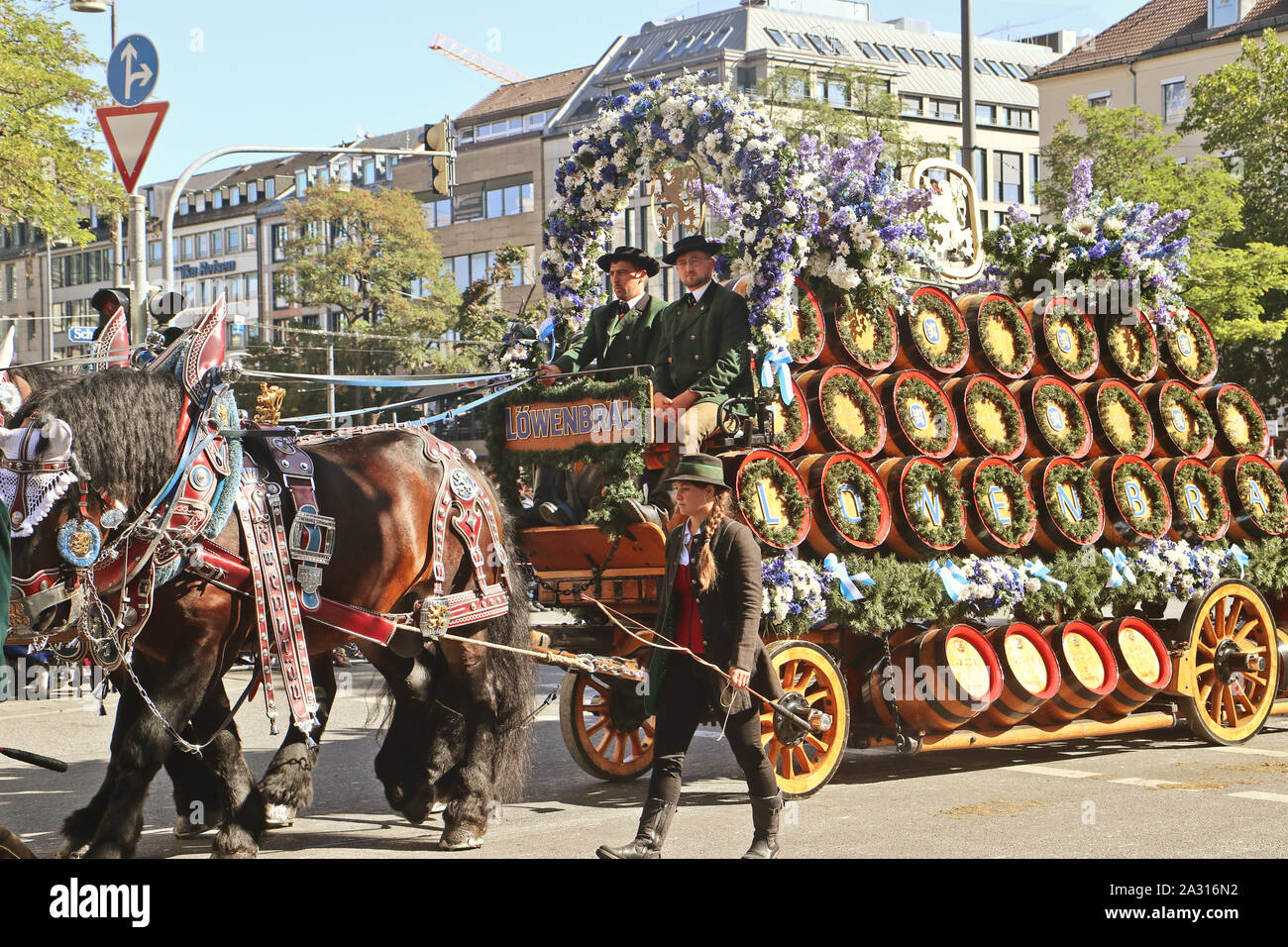 MUNICH, ALLEMAGNE - le 22 septembre 2019 Grande entrée de l'Oktoberfest, les locateurs et les brasseries, parade festive de magnifiques voitures décorées et ban Banque D'Images