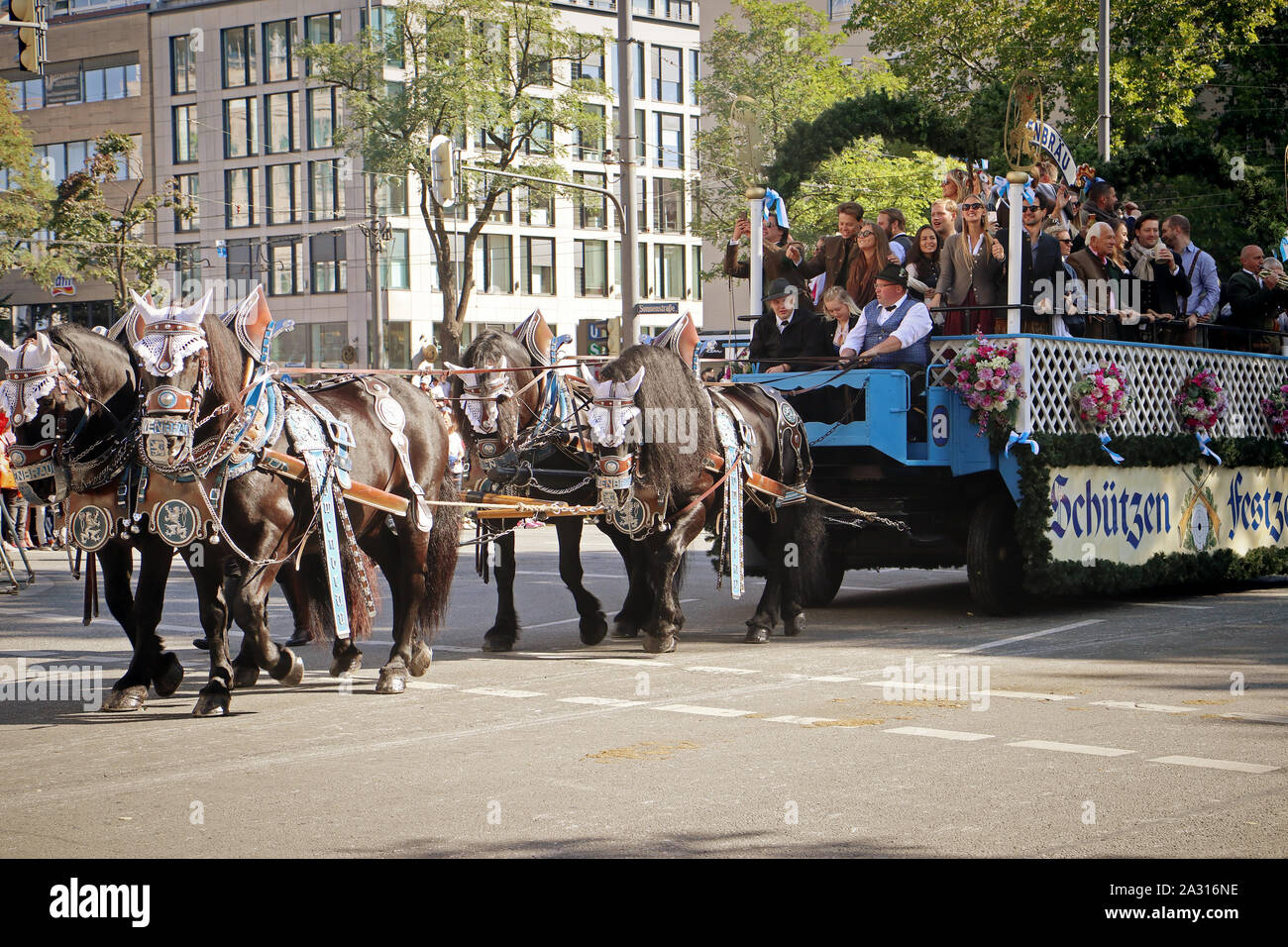 MUNICH, ALLEMAGNE - le 22 septembre 2019 Grande entrée de l'Oktoberfest, les locateurs et les brasseries, parade festive de magnifiques voitures décorées et ban Banque D'Images