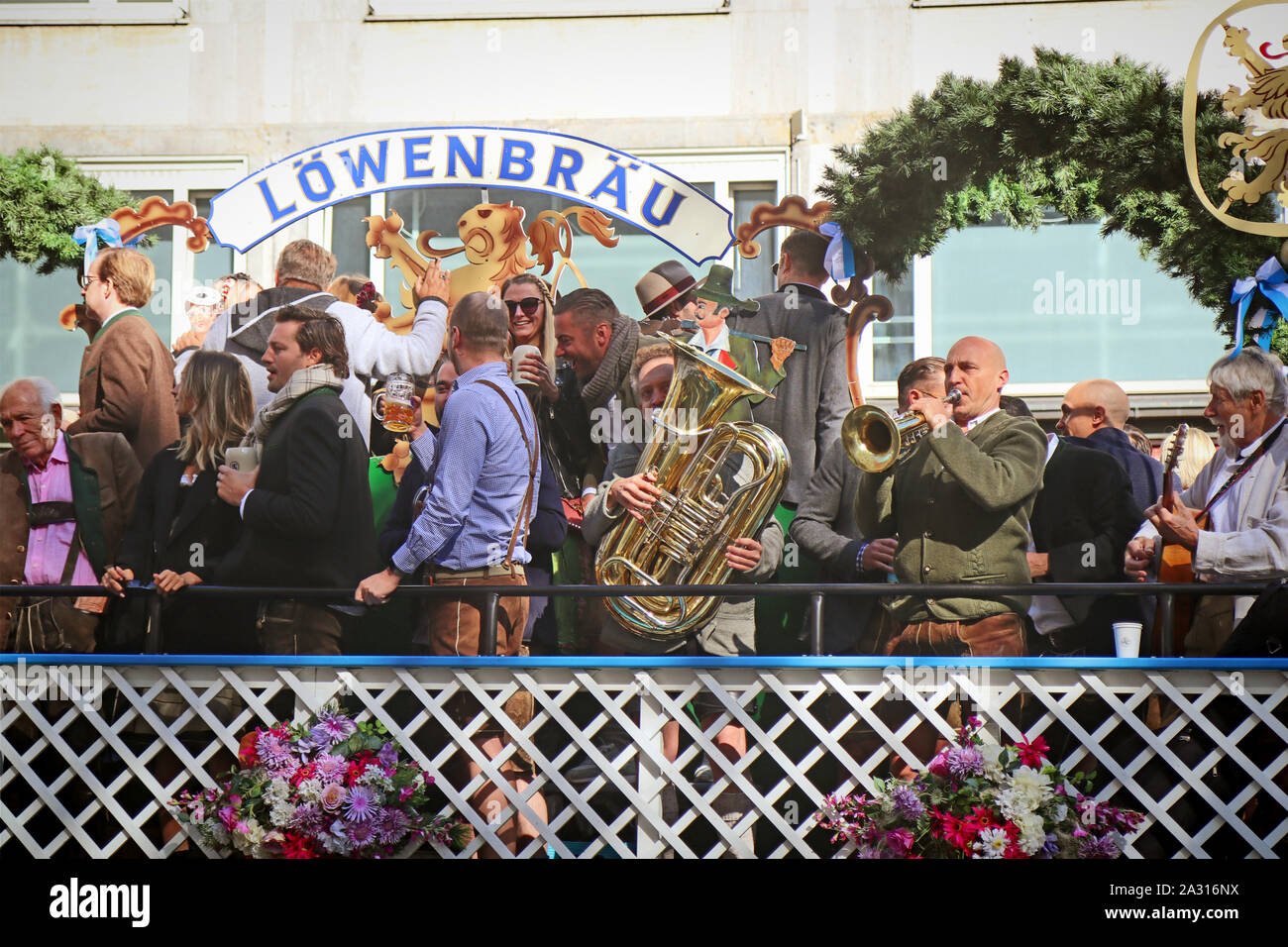 MUNICH, ALLEMAGNE - le 22 septembre 2019 Grande entrée de l'Oktoberfest, les locateurs et les brasseries, parade festive de magnifiques voitures décorées et ban Banque D'Images