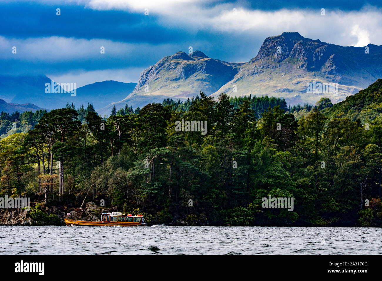 Je cherche à travers le lac Windermere, Cumbria Banque D'Images