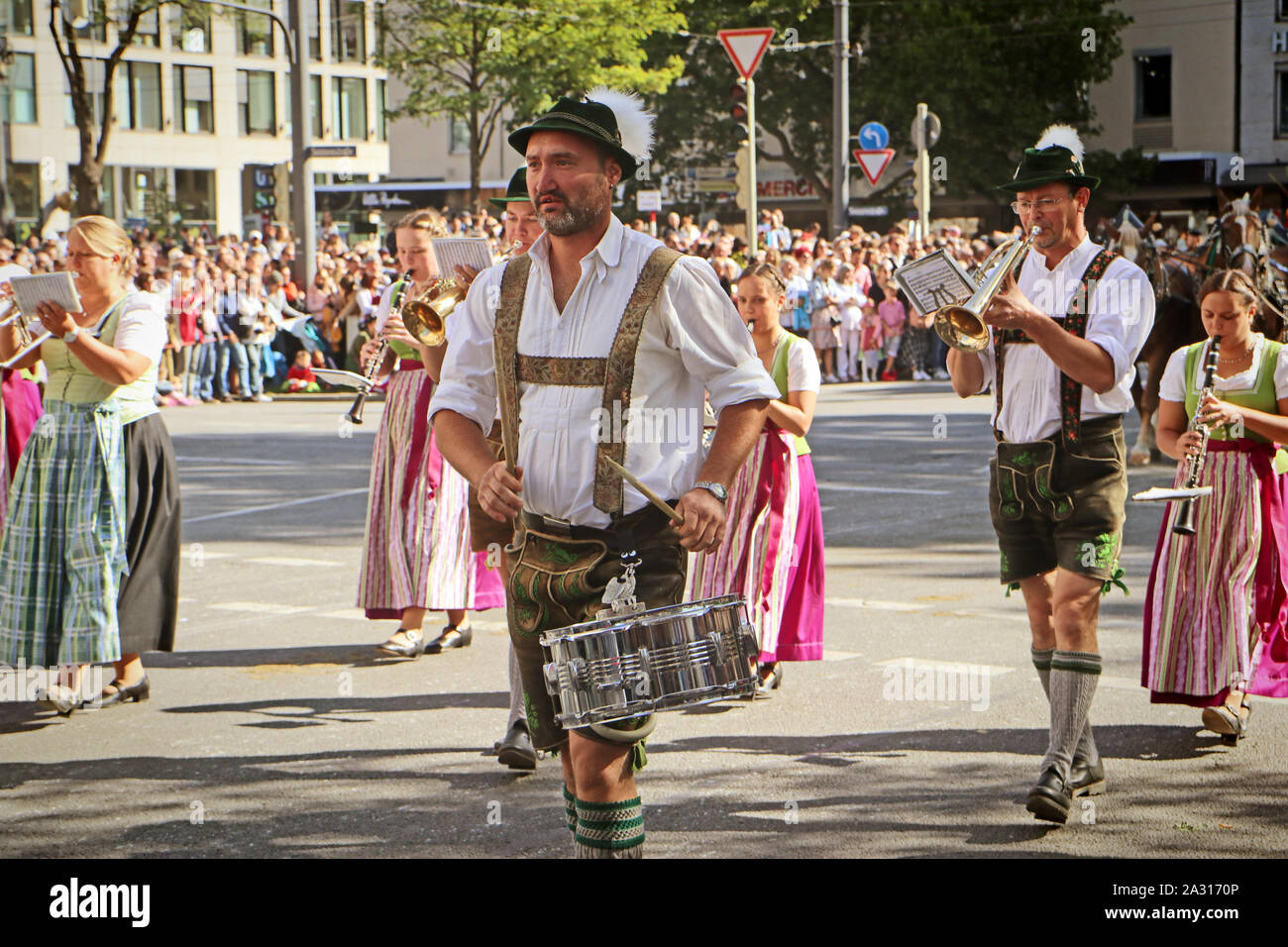 MUNICH, ALLEMAGNE - le 22 septembre 2019 Grande entrée de l'Oktoberfest, les locateurs et les brasseries, parade festive de magnifiques voitures décorées et ban Banque D'Images