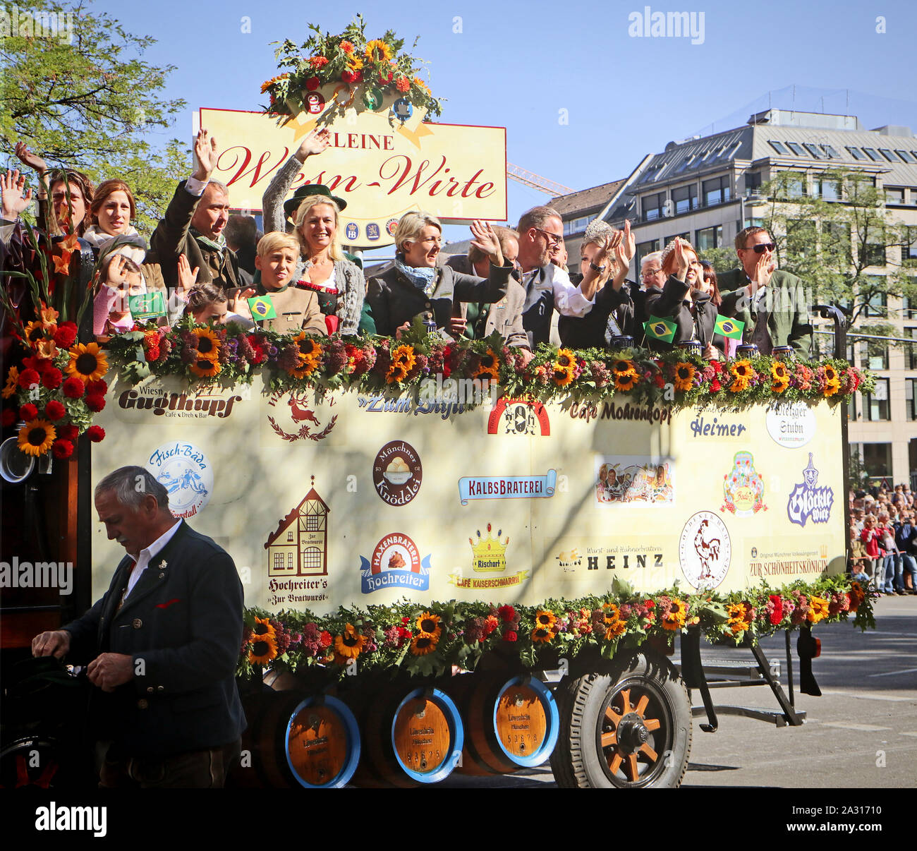 MUNICH, ALLEMAGNE - le 22 septembre 2019 Grande entrée de l'Oktoberfest, les locateurs et les brasseries, parade festive de magnifiques voitures décorées et ban Banque D'Images