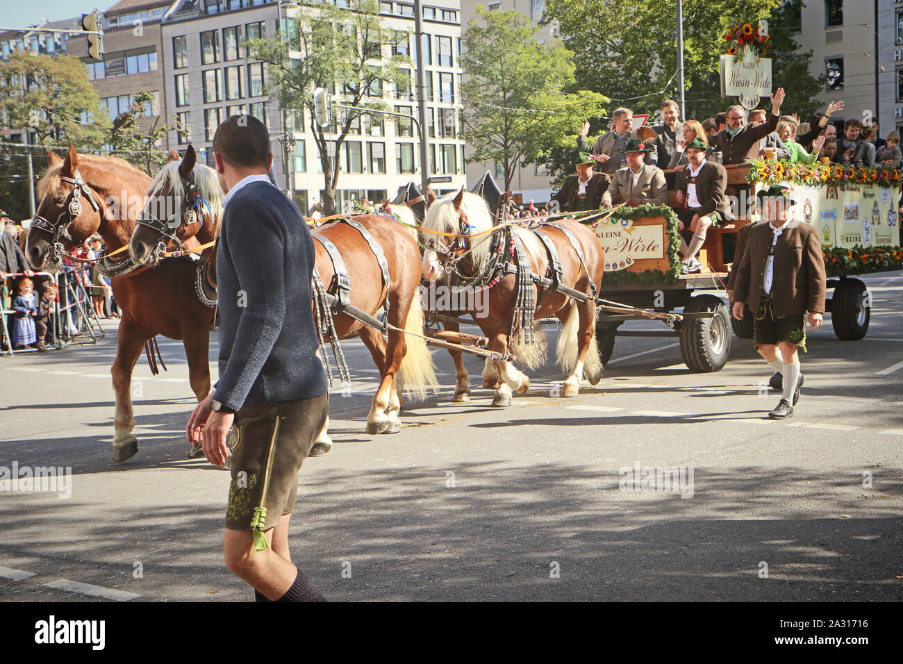MUNICH, ALLEMAGNE - le 22 septembre 2019 Grande entrée de l'Oktoberfest, les locateurs et les brasseries, parade festive de magnifiques voitures décorées et ban Banque D'Images