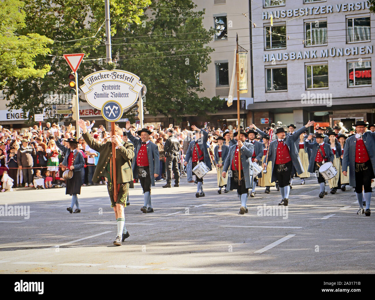 MUNICH, ALLEMAGNE - le 22 septembre 2019 Grande entrée de l'Oktoberfest, les locateurs et les brasseries, parade festive de magnifiques voitures décorées et ban Banque D'Images