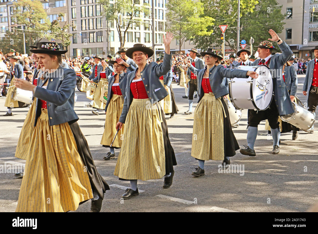 MUNICH, ALLEMAGNE - le 22 septembre 2019 Grande entrée de l'Oktoberfest, les locateurs et les brasseries, parade festive de magnifiques voitures décorées et ban Banque D'Images