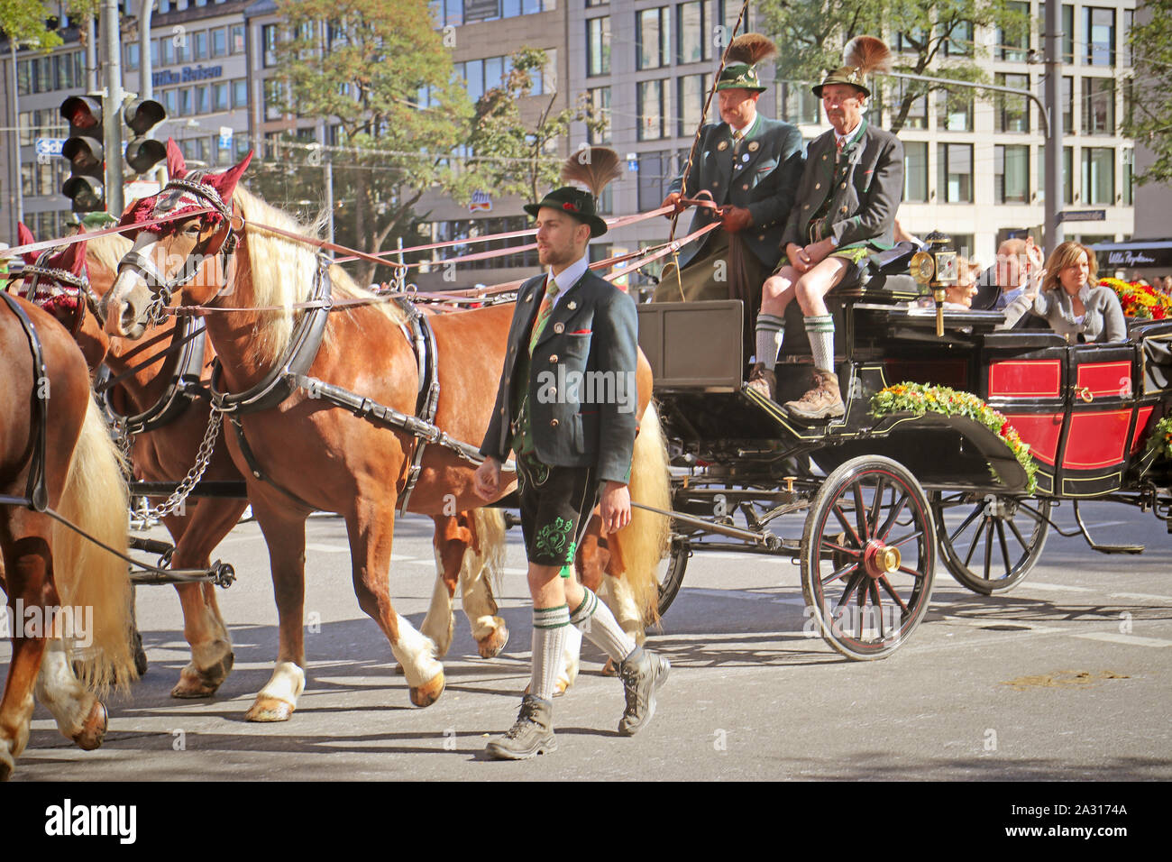 MUNICH, ALLEMAGNE - le 22 septembre 2019 Grande entrée de l'Oktoberfest, les locateurs et les brasseries, parade festive de magnifiques voitures décorées et ban Banque D'Images