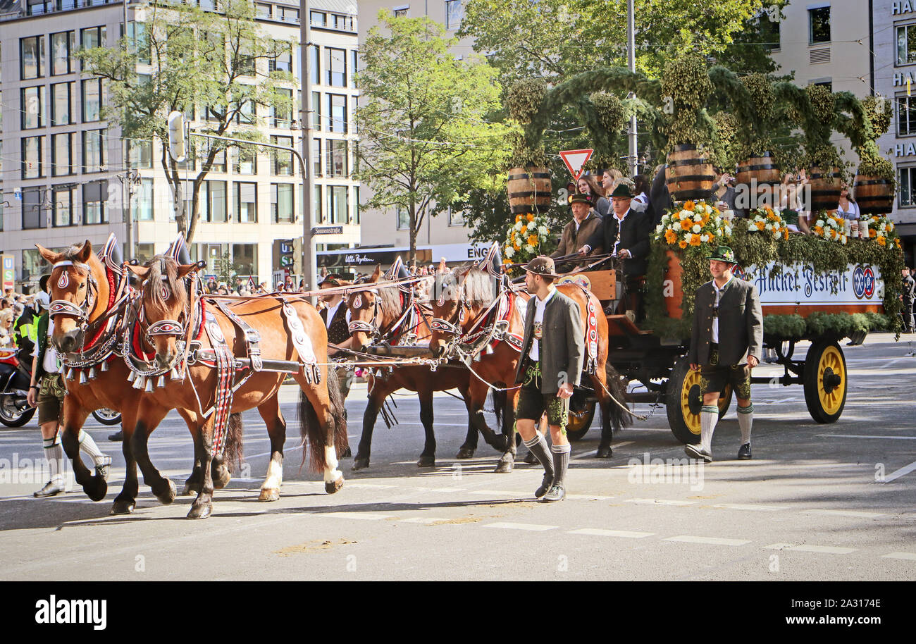 MUNICH, ALLEMAGNE - le 22 septembre 2019 Grande entrée de l'Oktoberfest, les locateurs et les brasseries, parade festive de magnifiques voitures décorées et ban Banque D'Images