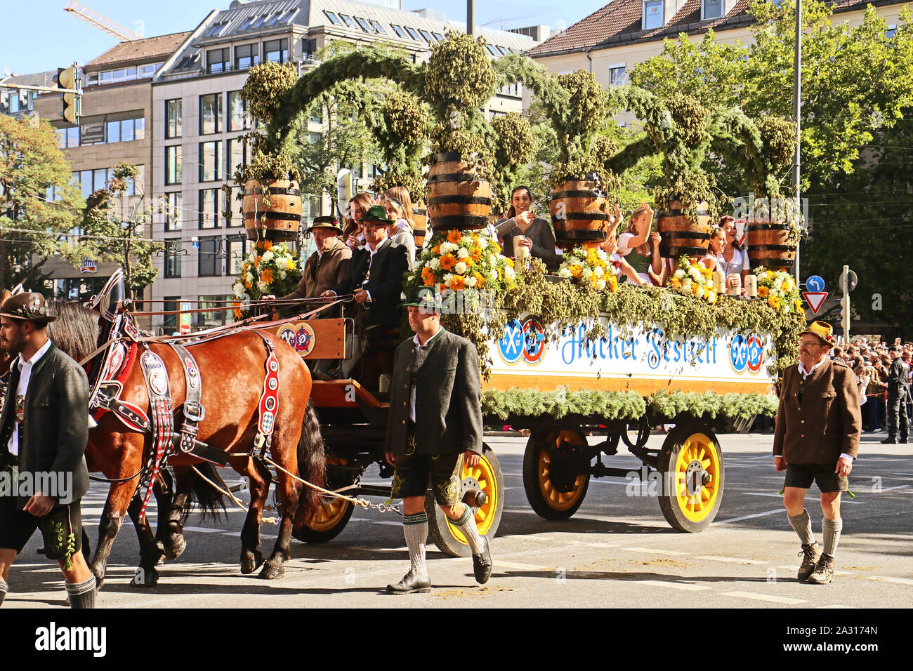 MUNICH, ALLEMAGNE - le 22 septembre 2019 Grande entrée de l'Oktoberfest, les locateurs et les brasseries, parade festive de magnifiques voitures décorées et ban Banque D'Images