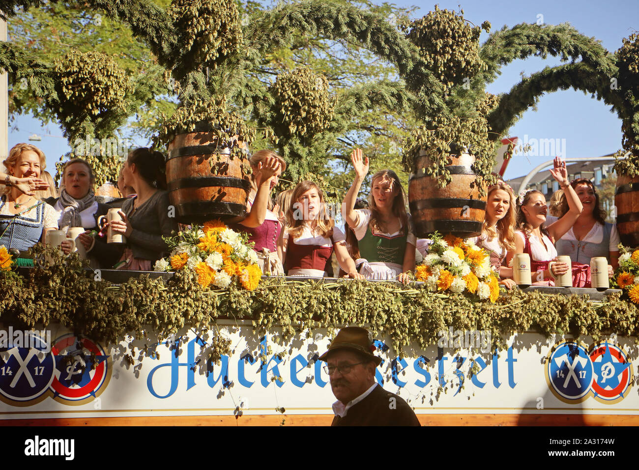 MUNICH, ALLEMAGNE - le 22 septembre 2019 Grande entrée de l'Oktoberfest, les locateurs et les brasseries, parade festive de magnifiques voitures décorées et ban Banque D'Images