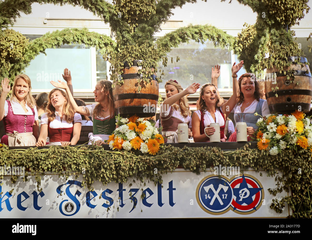 MUNICH, ALLEMAGNE - le 22 septembre 2019 Grande entrée de l'Oktoberfest, les locateurs et les brasseries, parade festive de magnifiques voitures décorées et ban Banque D'Images