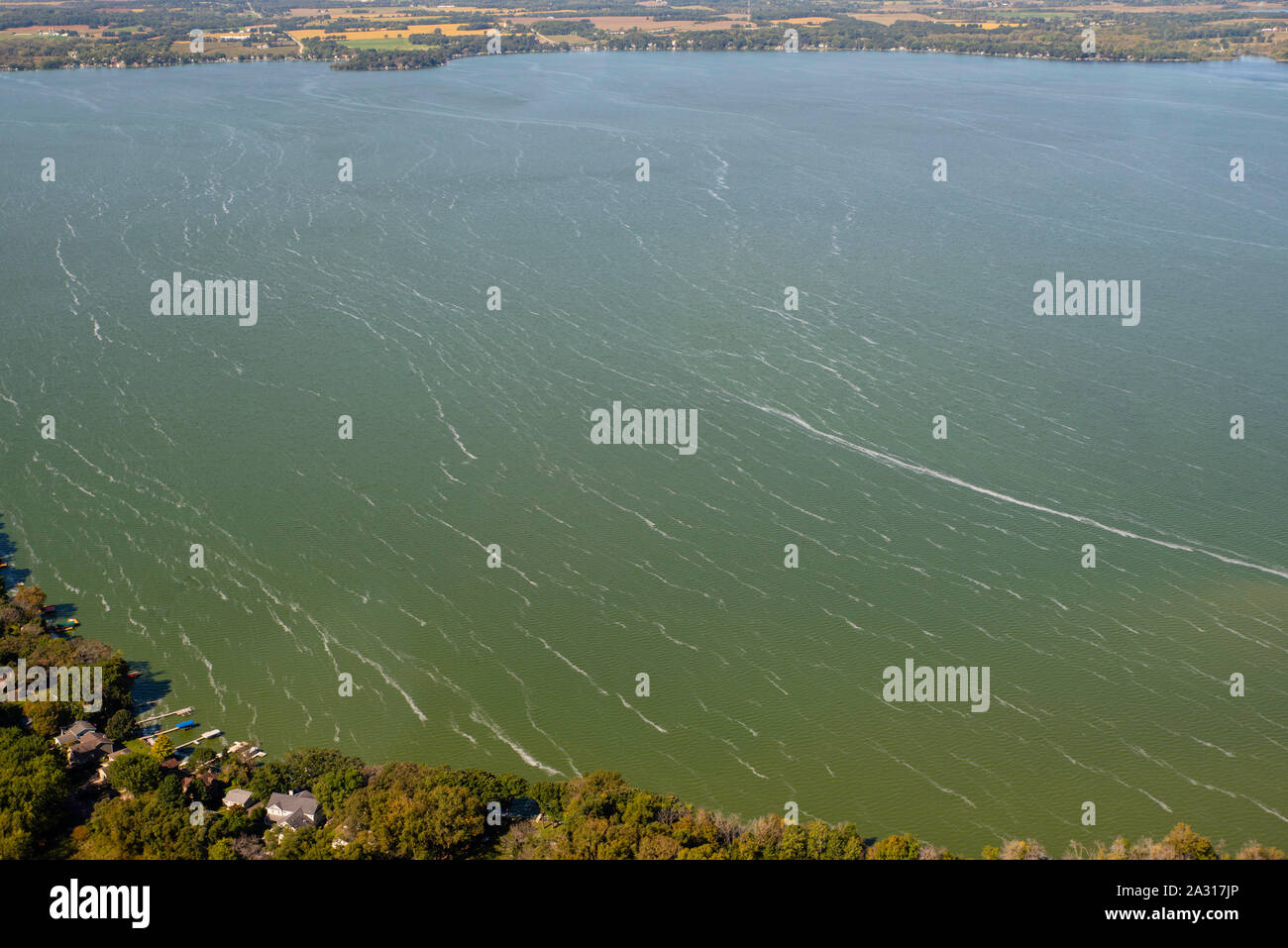 Photographie aérienne des courants de Langmuir sur le lac Kegonsa, Wisconsin, USA. Banque D'Images