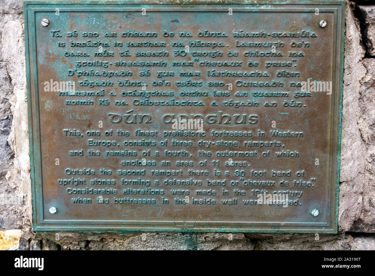 Close-up de plaque commémorative, fort préhistorique de Dun Aonghasa, le Kilronan, l'Inishmore, Aran Islands, comté de Galway, en République d'Irlande Banque D'Images