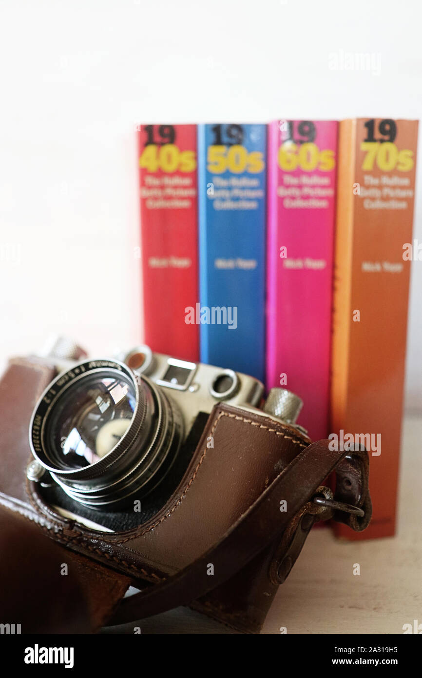 GARCHING, ALLEMAGNE - 28 septembre 2019 Vintage Leica Camera et livres avec collection de images analogiques de la significative 40s,50s,60s,70 ans, de sorte Banque D'Images