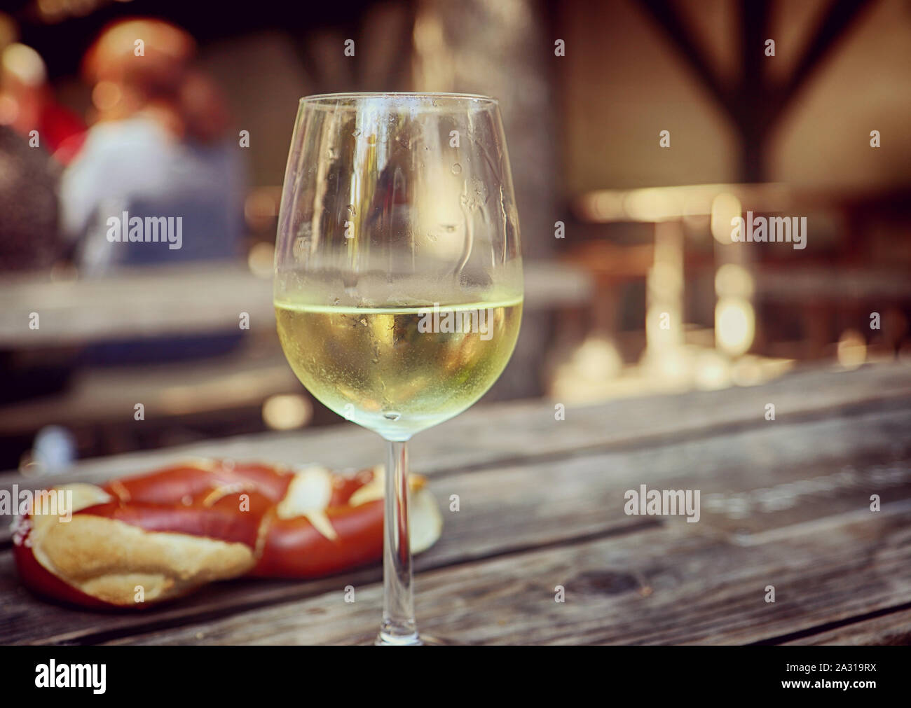 Verre de vin blanc et au café en plein air de bretzel en Bavière Banque D'Images