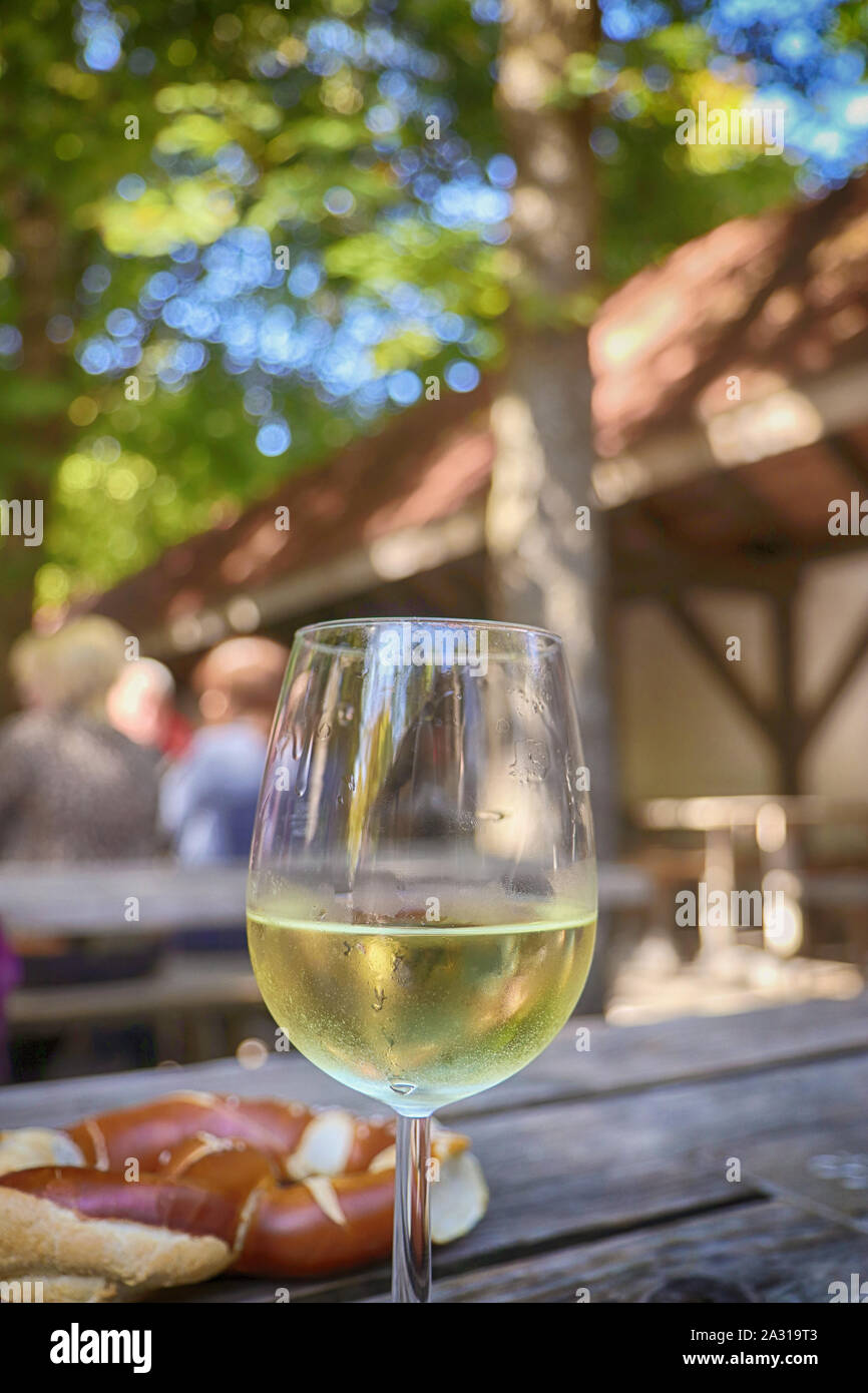 Verre de vin blanc et au café en plein air de bretzel en Bavière Banque D'Images