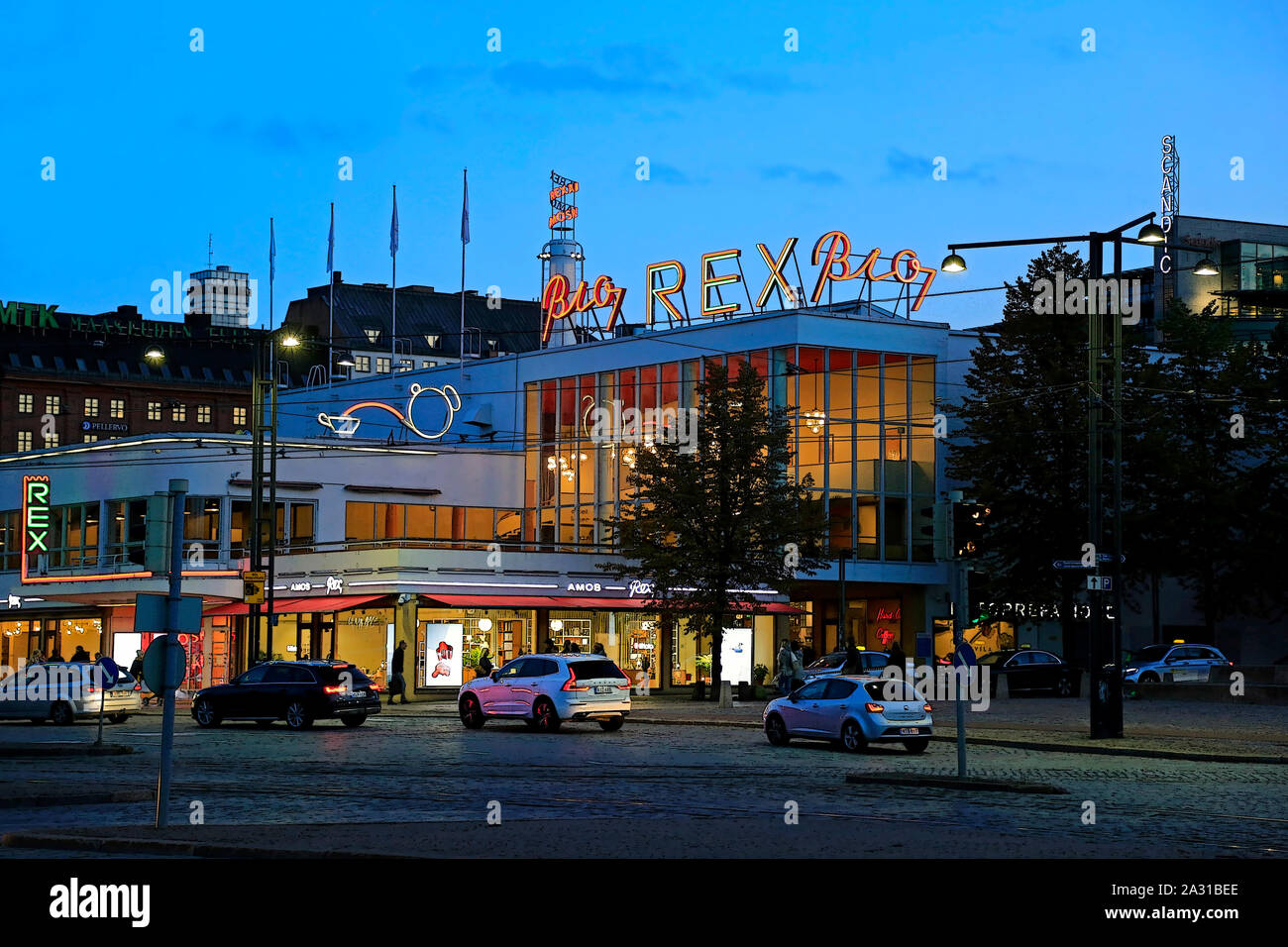 Cinéma Rex iconique Bio à Lasipalatsi fonctionnaliste à Helsinki, Finlande, illuminé d'enseignes au néon au crépuscule. Le 2 octobre 2019. Art numérique. Banque D'Images