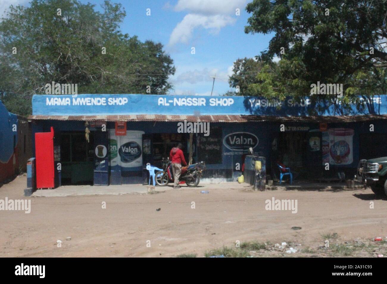 Route de Mombasa au Kenya, l'été 2015 (km 68) : les magasins à Mackinnon Road Banque D'Images