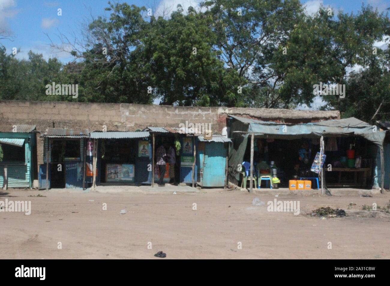 Route de Mombasa au Kenya, été 2015 (km 68) : Dukas Banque D'Images