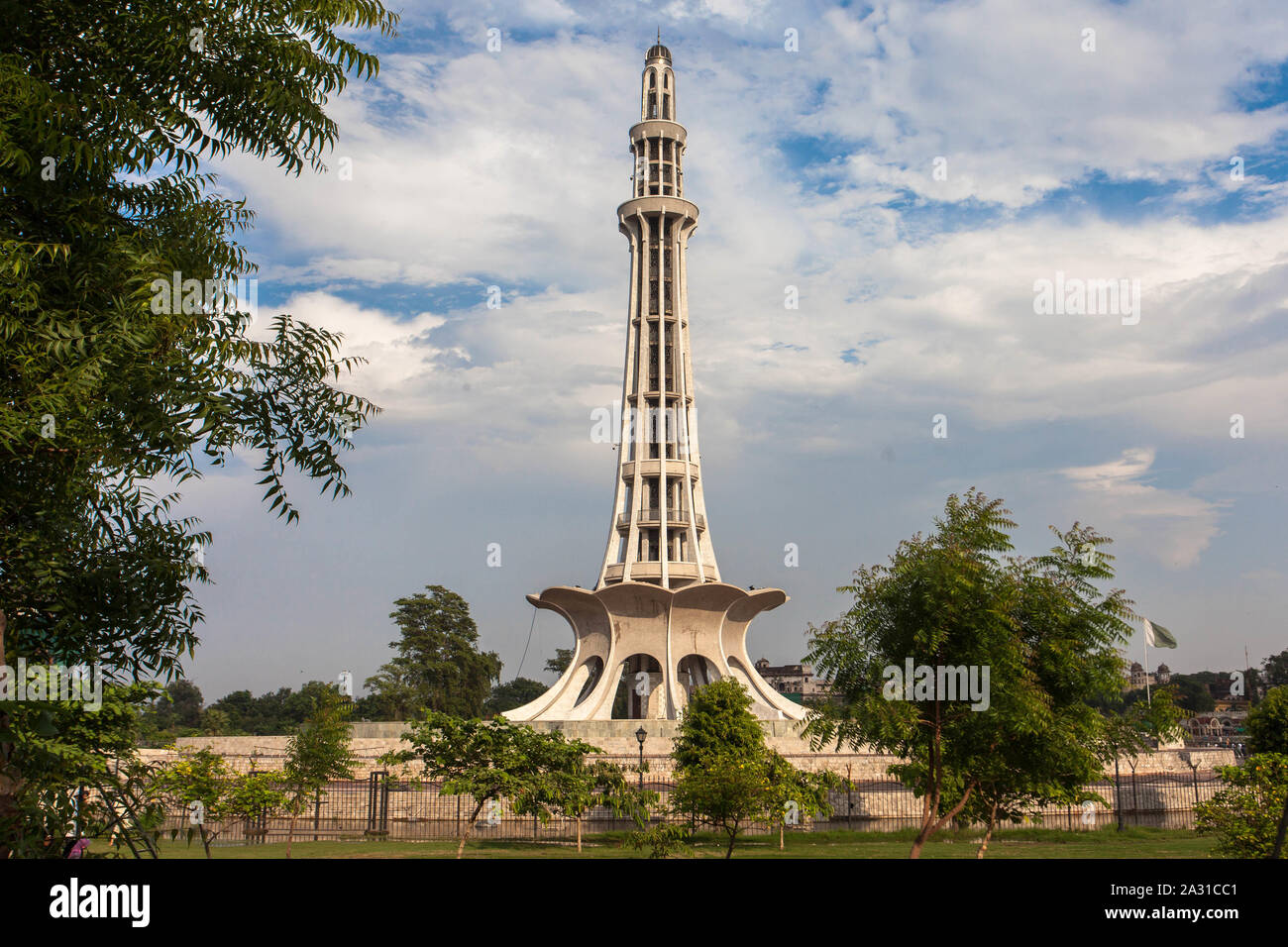 Belle vue de Minar-e-Pakistan aussi connu comme symbole du Pakistan. Banque D'Images