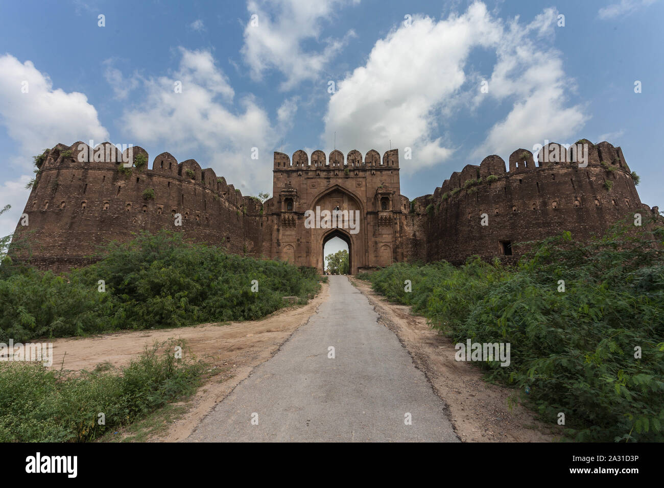 Le fort de Rohtas (Punjabi, ourdou : قلعہ روہتاس, romanisé : Qilā Rohtās) est une forteresse du 16e siècle située près de la ville de Dina dans le Jhelum, au Punjab. Banque D'Images