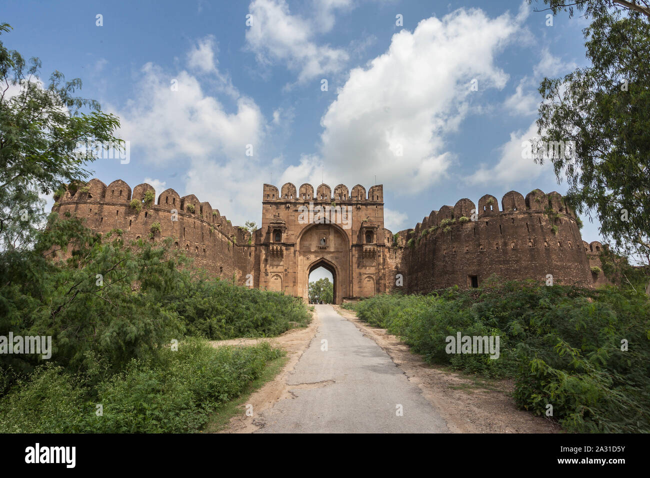 Le fort de Rohtas (Punjabi, ourdou : قلعہ روہتاس, romanisé : Qilā Rohtās) est une forteresse du 16e siècle située près de la ville de Dina dans le Jhelum, au Punjab. Banque D'Images