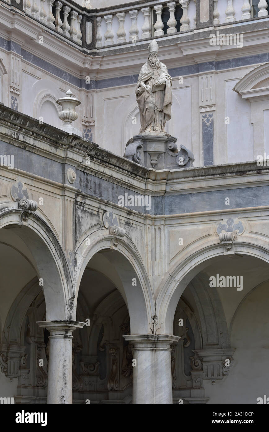 Statue de Saint chartreux est au-dessus des colonnes de marbre dans le Chiostro grande, un ancien monastère Certosa, complexe di San Martino, Naples, Italie, Europe. Banque D'Images