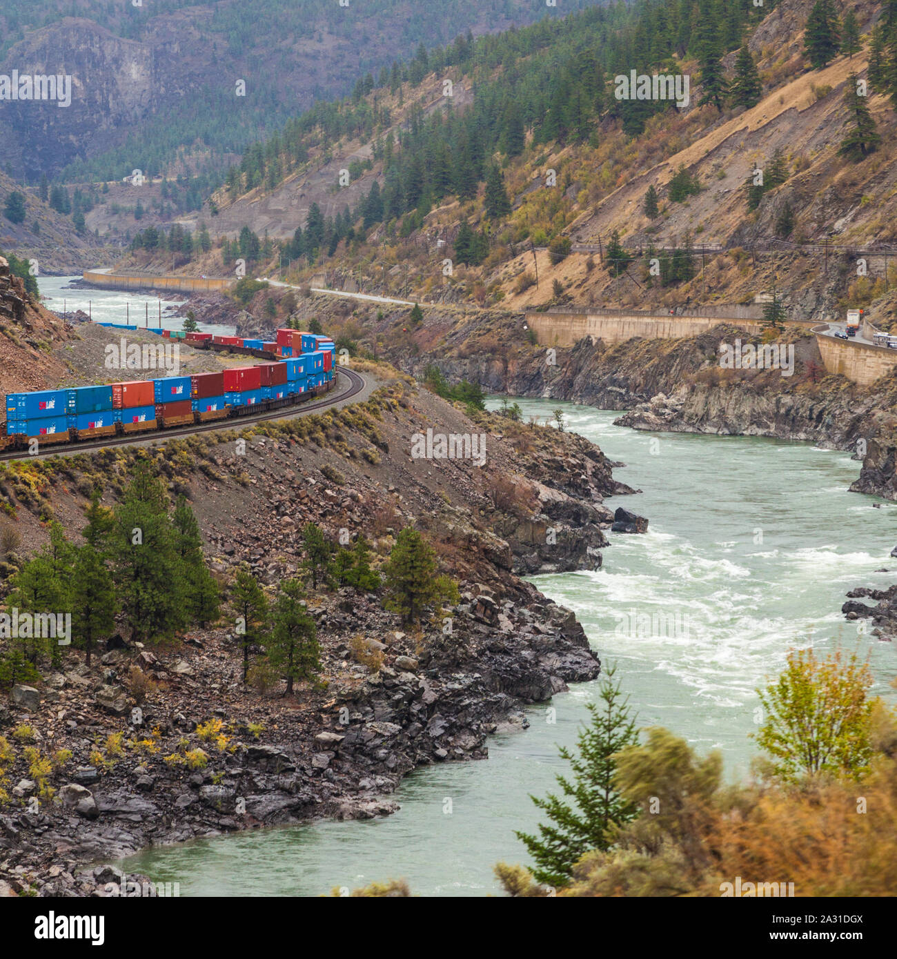 Canadien National train de marchandises transportant des conteneurs colorés à Vancouver jusqu'à la vallée de la rivière Thompson en Colombie-Britannique vu de la Rocky M Banque D'Images