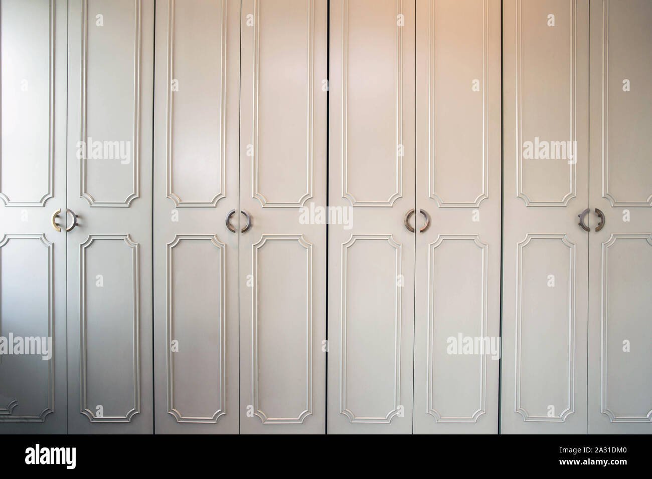 Les portes de penderie de luxe blanc gros plan bois, design moderne Banque D'Images