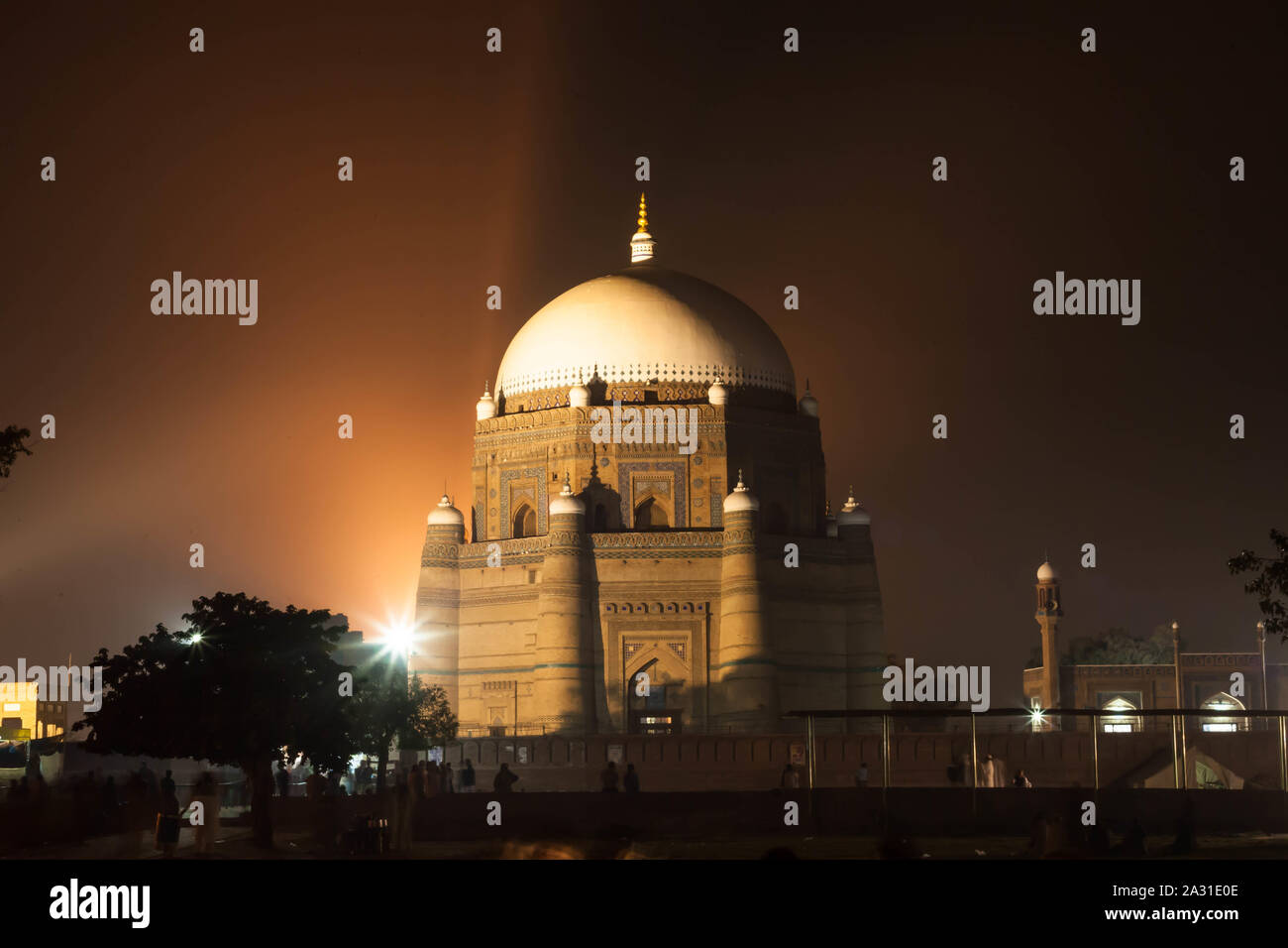 Rukne Alam Shah était le fils de Pir Sadar-Al-Din Arif. Il est né à Multan Vendredi, la 9e du Ramadan 649 (26 novembre 1251 Hijri). Banque D'Images