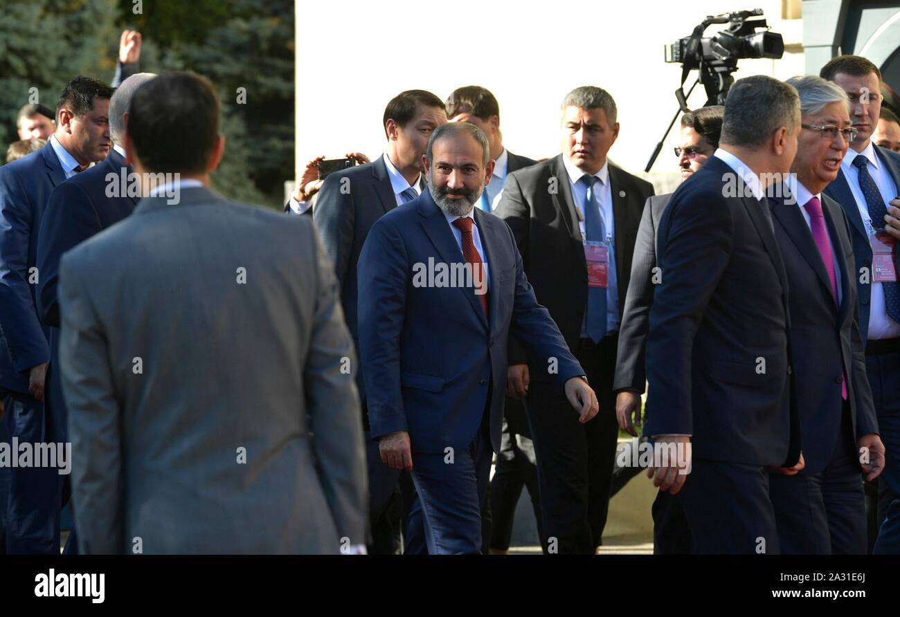 Le premier ministre arménien Nikol Pashinian, centre, promenades avec d'autres dirigeants au cours de la conférence du Conseil économique eurasienne du 1er octobre 2019, à Erevan, Arménie. Banque D'Images