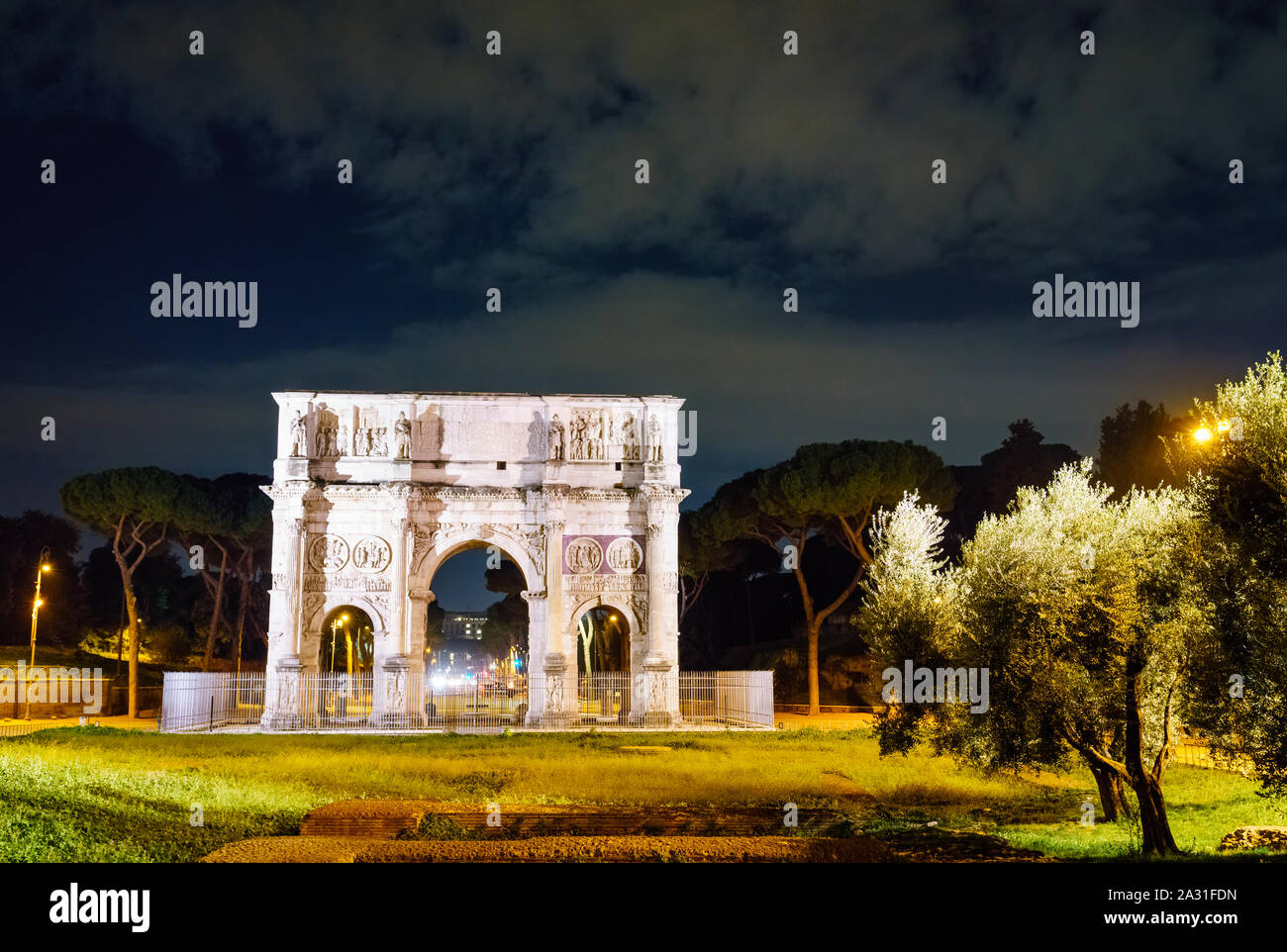 Vue nocturne de l'Arc de Constantin à Rome, Italie Banque D'Images