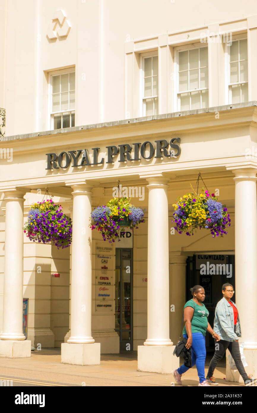 Les gens en passant devant le Royal Priors shopping arcade dans le Warwickshire ville de Royal Leamington Spa et de l'Angleterre Banque D'Images