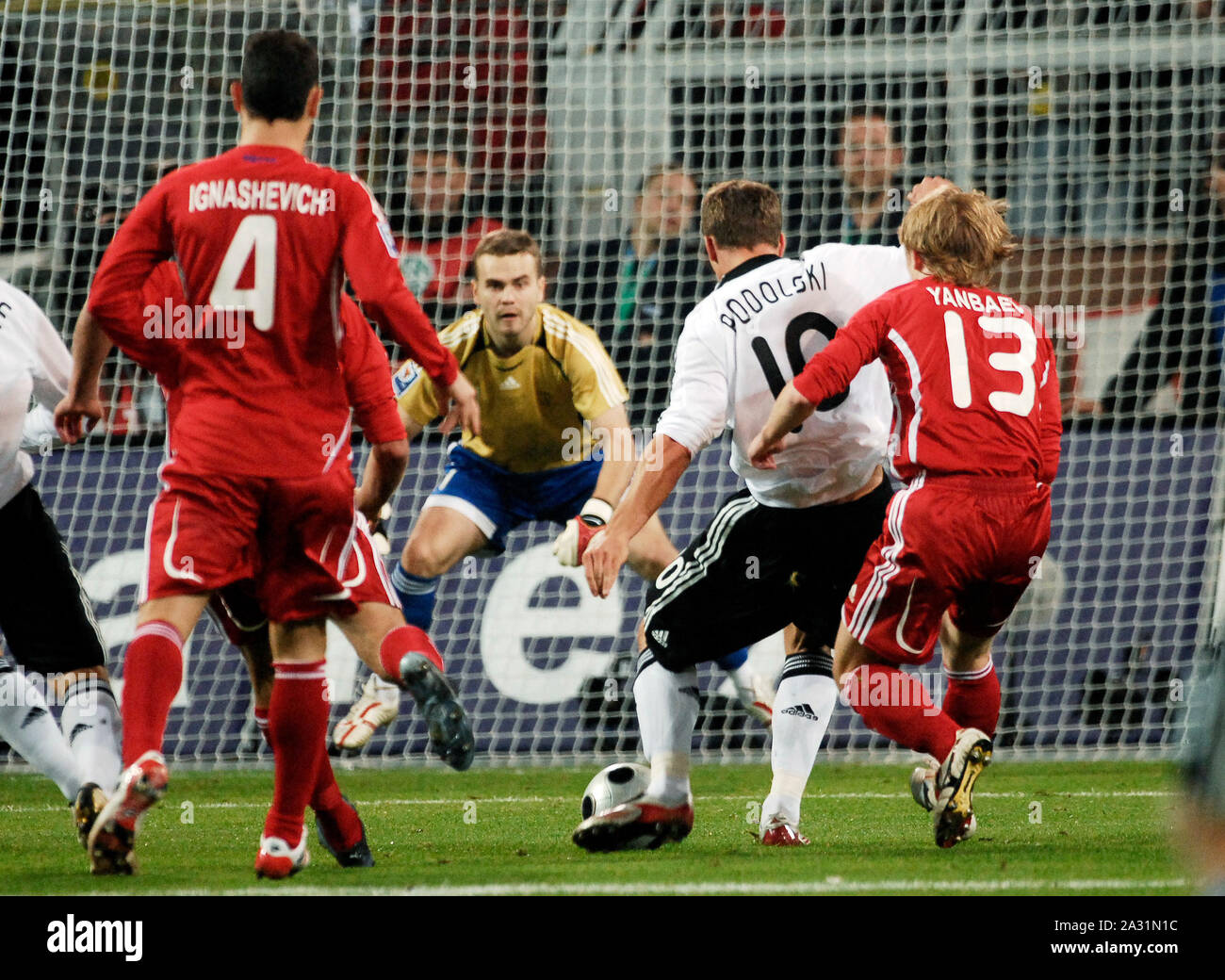 Arène Signal-Iduna Dortmund, Allemagne 11.10.2008, football : international qualificatif pour WC 2010 , Allemagne (GER, blanc) contre la Russie (RUS, rouge) 2:1, Lukas Podolski (GER) marque le 1:0 objectif (GER) Banque D'Images