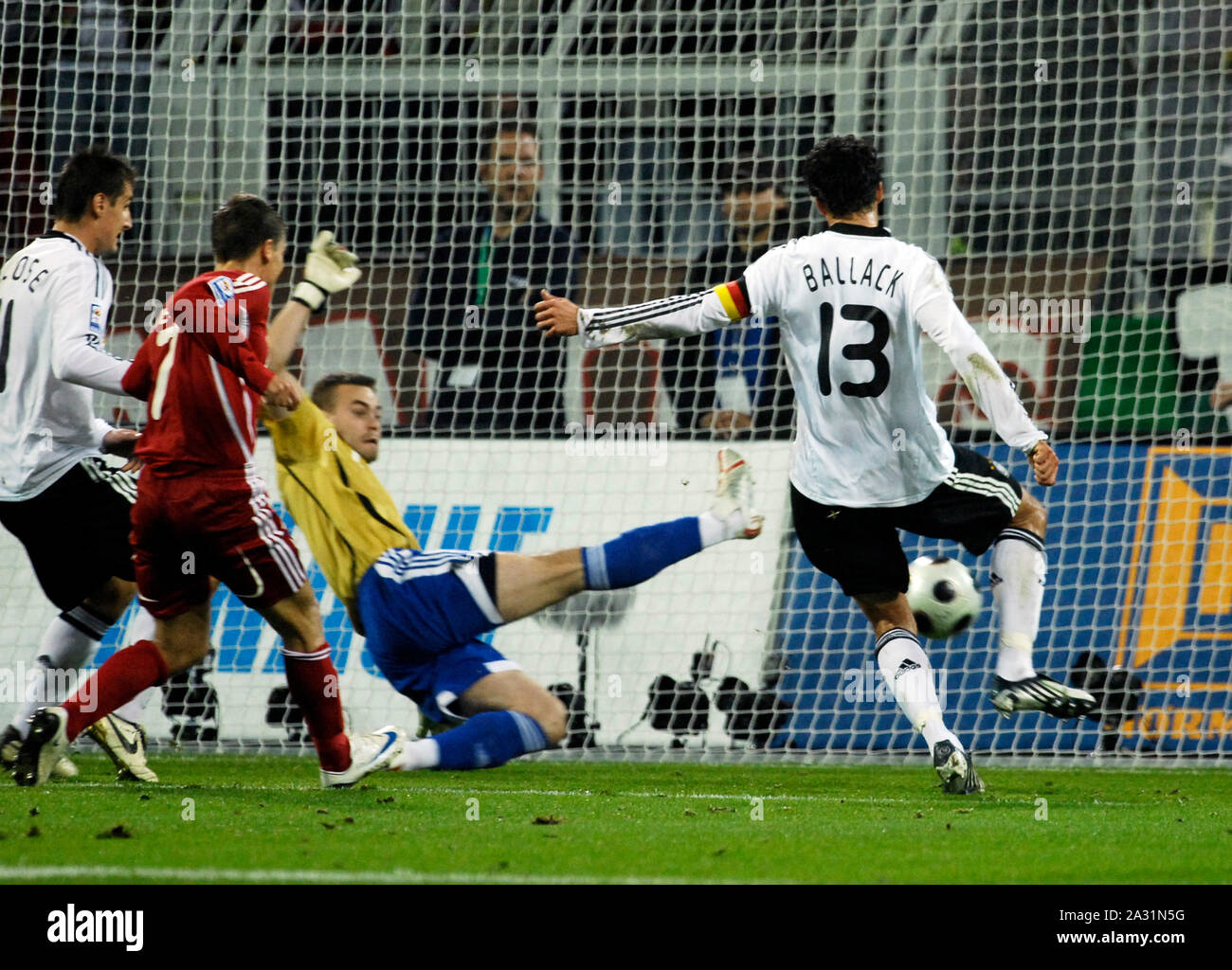 Arène Signal-Iduna Dortmund, Allemagne 11.10.2008, football : international qualificatif pour WC 2010 , Allemagne (GER, blanc) contre la Russie (RUS, rouge) 2:1, Michael Ballack (GER) marque le 2:0 objectif Banque D'Images
