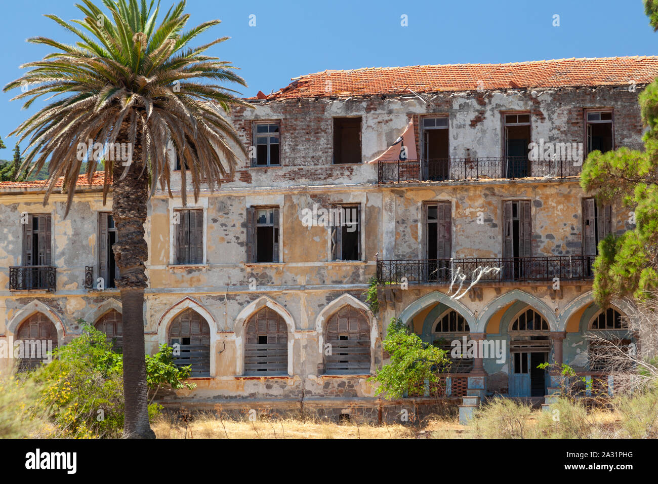 Vieux bâtiment abandonded, presque ruiné, dans l'île de Lesvos, Grèce, Europe. Il a été utilisé comme hôtel pendant un certain temps au début des années 1900. Banque D'Images